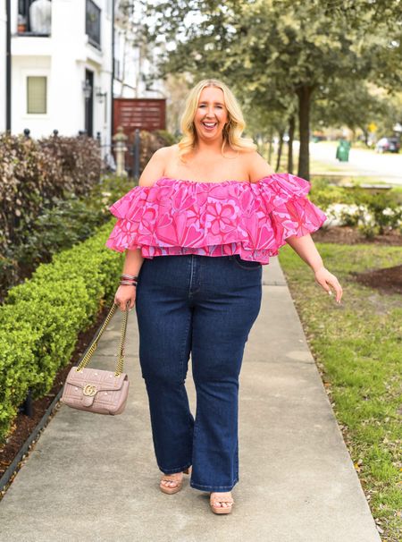 What are our favorite denim styles right now?! I’m loving the flare, straight, and obvs skinny jeans will always have a place in my millennial heart 💗💜

#LTKcurves