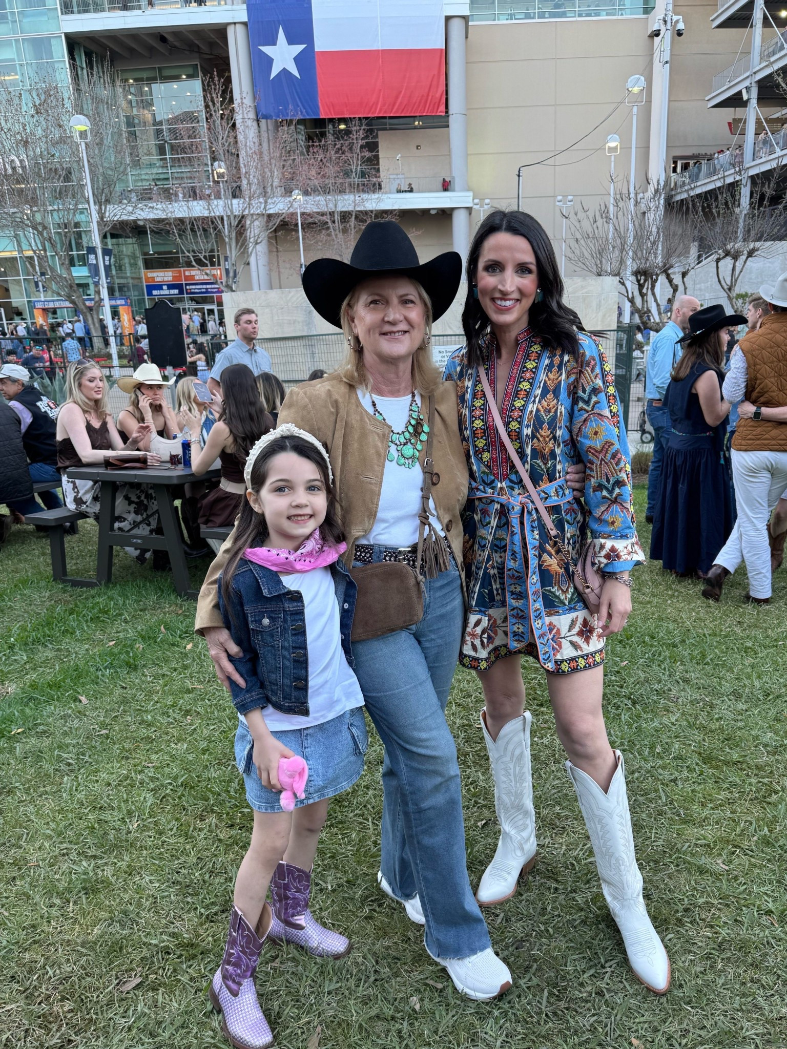 Rodeo and round top outfits. Farm Rio dress. Tecova boots 
