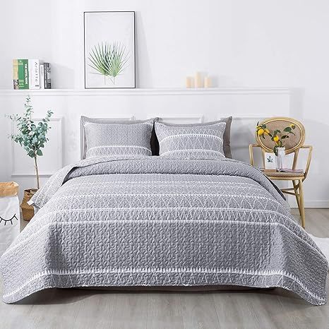 Andency Grey Quilt Set Queen (90x90 Inch), 3 Pieces(1 Striped Triangle Pattern Quilt and 2 Pillow... | Amazon (US)