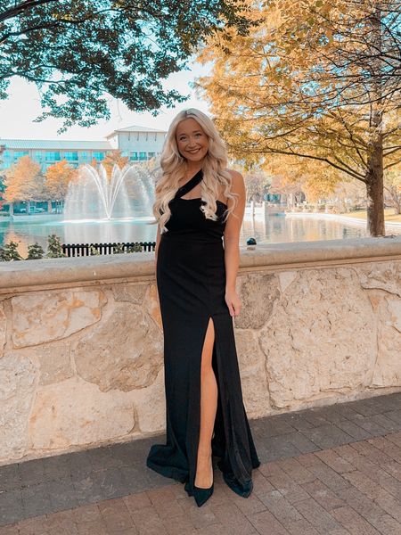 We’re finally in Holiday season and I’ve got THE black dress from @lulus that will be perfect for any of your events 🖤✨ This little number is so comfy, classy and fits like a glove 😍 Can’t wait to wear this for my birthday this weekend 🎉🥳  To shop, visit my LTK profile (link in bio) #lovelulus #lulusambassador