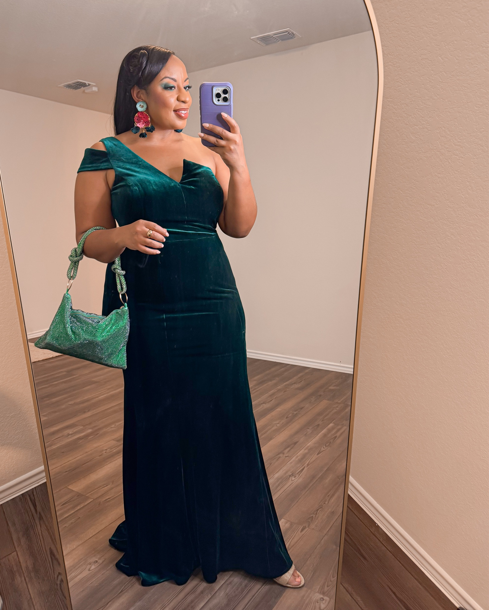 Emerald dress, velvet dress, rhinestone clutch purse

#LTKParties #LTKStyleTip #LTKMidsize