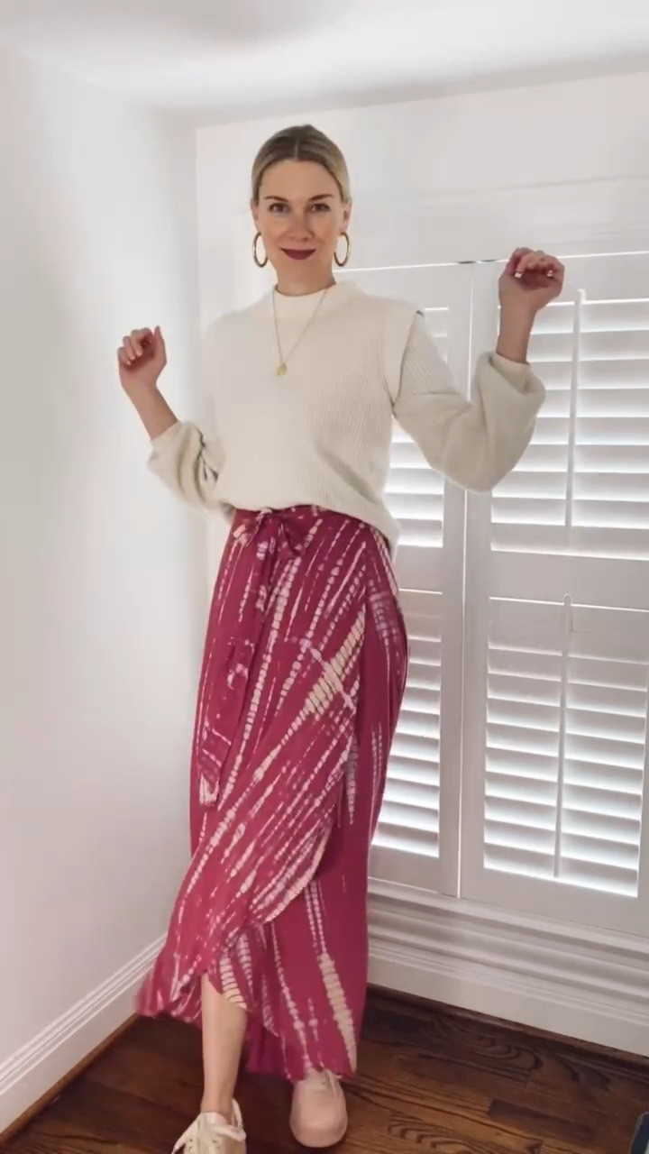 My trusty bandeau bra is the perfect solution to tuck my sweaters into to give me a waistline. I've used this trick a couple of times, and my sweater has yet to untuck from my bandeau bra... winning! And for some reason, the bandeau bra makes me feel more secure and cozy. I can't explain it. Give it a try, and let me know what you think!
#styletip #ltkpersonalshopper #personalshopper #personalstylist 