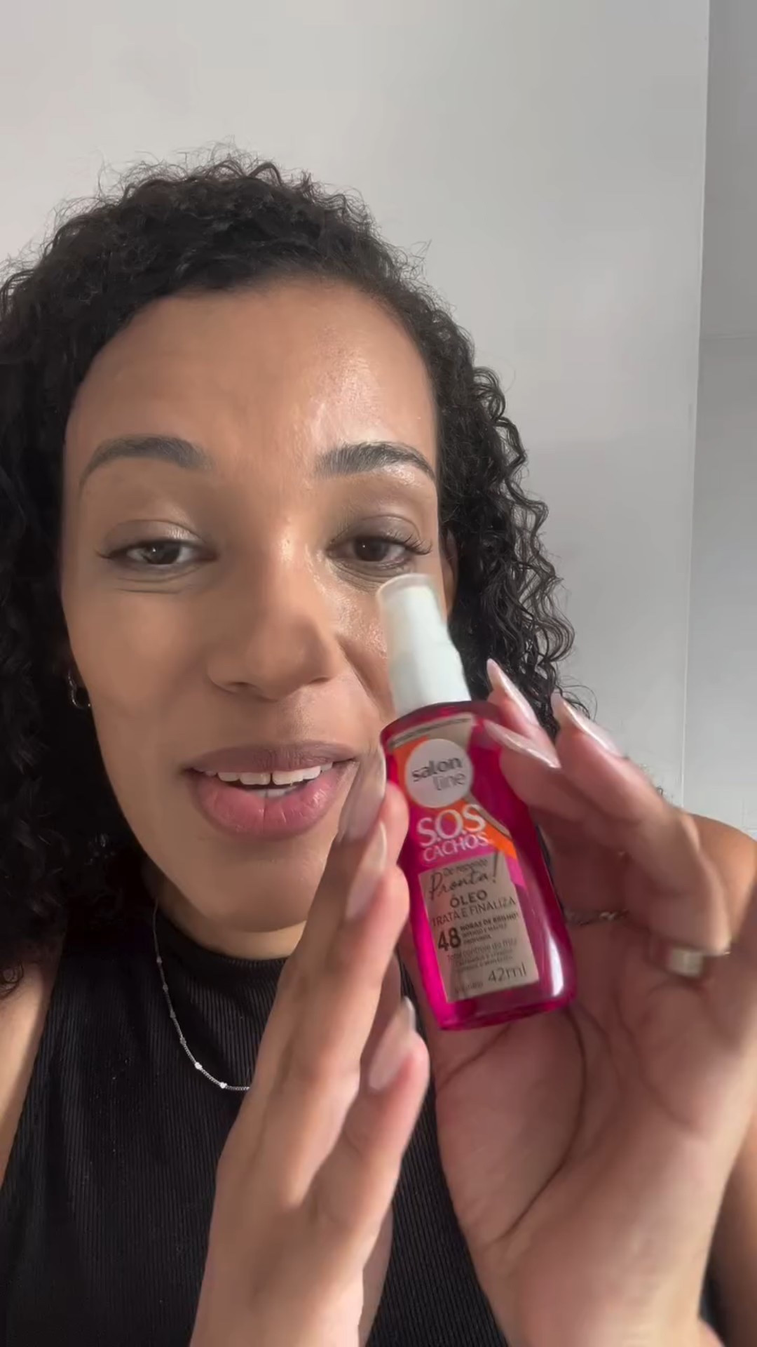 Usando o óleo trata e finaliza da linha De repente pronta da @salonlinebrasil 🥰❤️

Confere proteção térmica, brilho e controle do frizz. Possui óleos essenciais e extrato de framboesa. 

Pode ser usado na finalização, umectação, pré shampoo e Day after. 

#migssalonline #migs #finalização #cachos #migslovers #cabelosaudavel #cabelolindo #cachospoderosos #autocuidado #autocuidado #cabelosaudável #cabelobrilhoso #cabelodossonhos #cachosdediva #cachosdivos #cachosemtransição