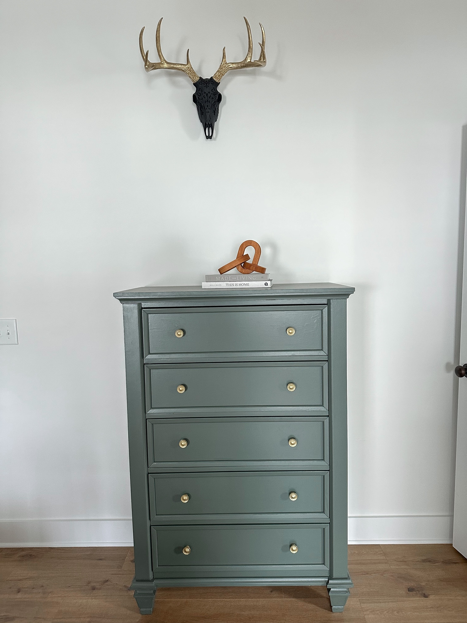 Bedroom Decor 🖤

Paint Color — Pewter Green

bedroom decor | modern farmhouse decor | home decor | cozy decor | master bedroom home decor



#LTKhome