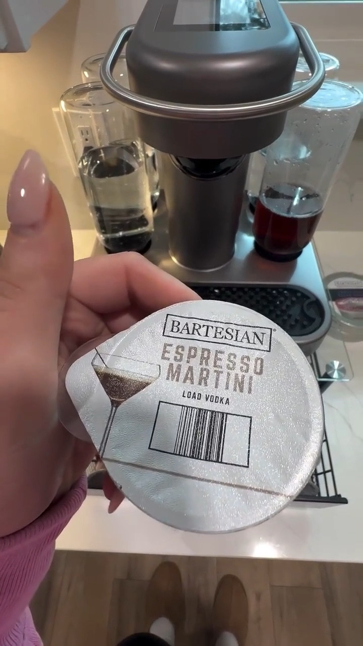 Offseason just got a lot more relaxing 🍸✨  Nothing like freshly mixed cocktails at the touch of a button! @bartesian 

#bartesian #bartesianpartner #offseason #ditl  #nfloffseason