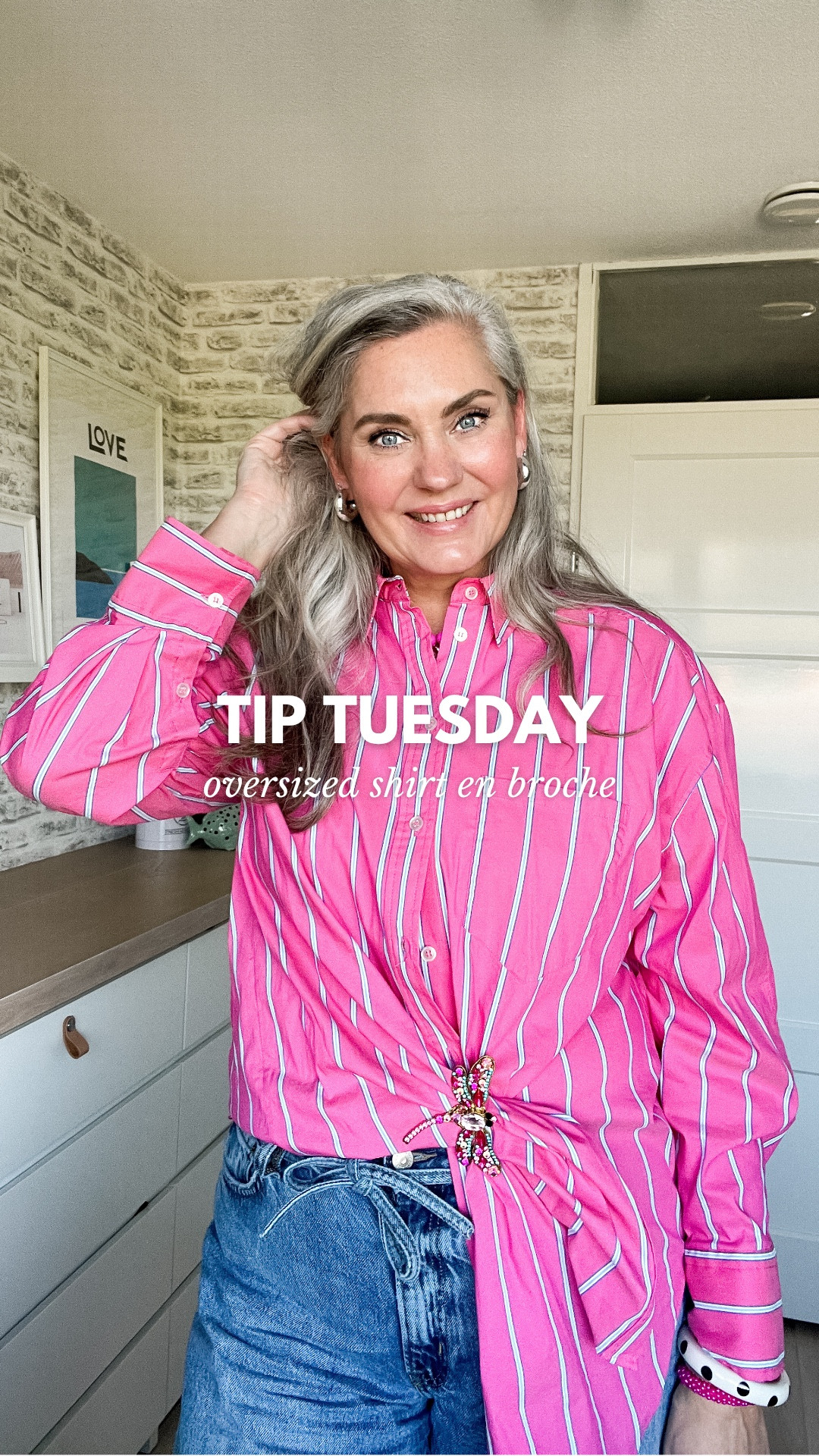 Tip Tuesday: hoe geef je je oversized overhemdblouse een snelle upgrade met een broche. 

Roze gestreepte shirt is van Zara van vorig jaar, Libelle broche, barrel leg jeans (32/36) en roze slingback pumps. 



#LTKnederlands #LTKstyletip #LTKeurope