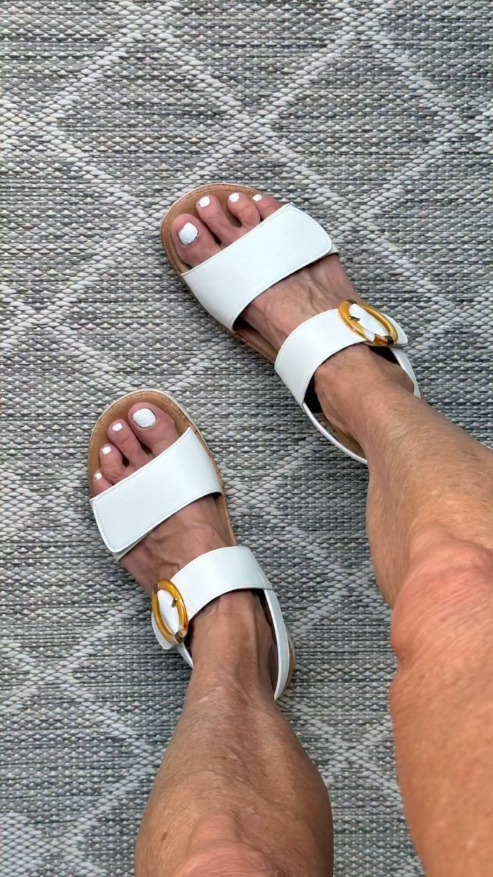 I don’t know about you, but sandals are my preferred shoe in the summertime. Regular sandals hurt my feet after I’ve been on them for a while. Not these! Cushion insole, adjustable straps, arch support. What more could I ask for.

These are so highly rated because they are that good. They come in 14 colors and styles. Yes, I have my eye on another pair 😘

#ubfen #sandals #summersandals