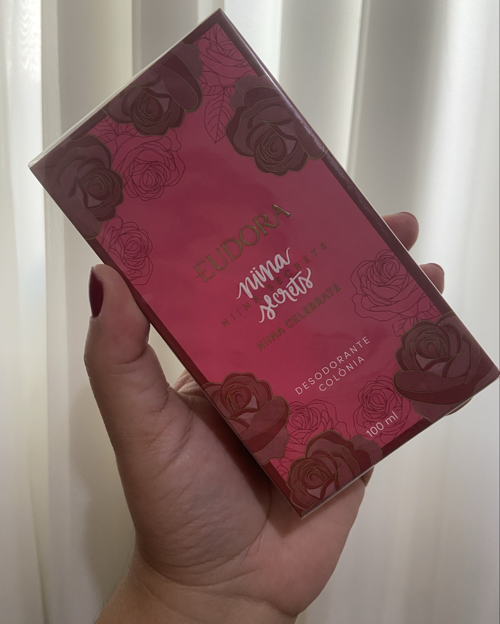 Meu perfume favorito do momento é a combinação perfeita de notas florais com um toque amadeirado marcante. Uma fragrância envolvente que escolhi para marcar uma nova fase da minha vida — sofisticada, confiante e inesquecível. Se você também está pronta para virar a página com estilo, esse é o perfume ideal!

Com um toque único e feminino do acorde Rosa Negra e a suculenta da Pêra Rosa envolvidas pelo calor confortável da Baunilha, Niina Celebrate chegou para exaltar mulheres confiantes, empoderadas e seguras de si.

Ocasião:  Noite ou comemorações especiais.



#LTKbeleza #LTKguiadepresente #LTKbrasil