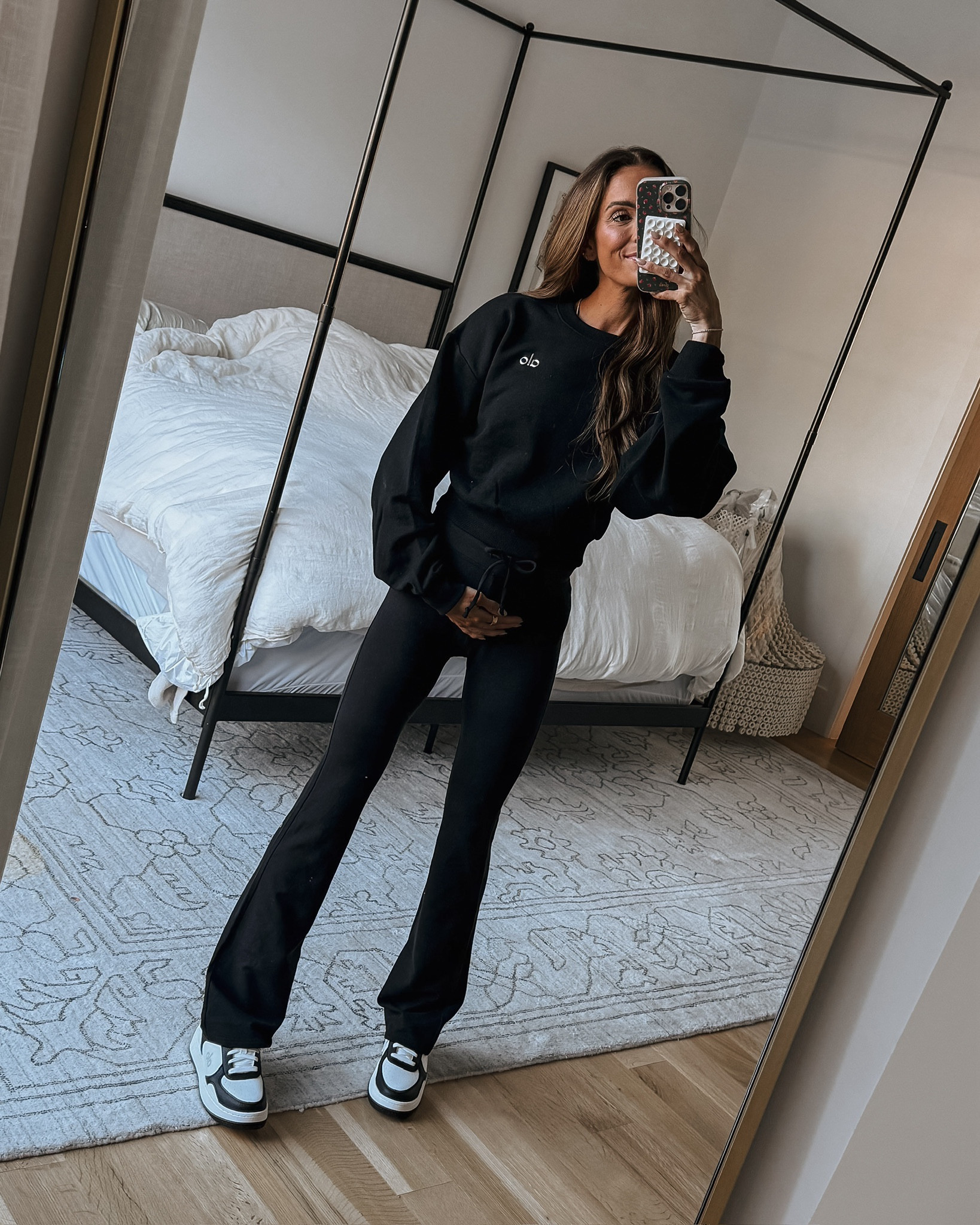 these new arrivals from @alo are a literal dream!😍 my fave sweatshirt now in a slightly cropped version + the most smoother flare sweatpants 👏🏻 wearing xs in both 
#alo #aloyoga #alopartner 