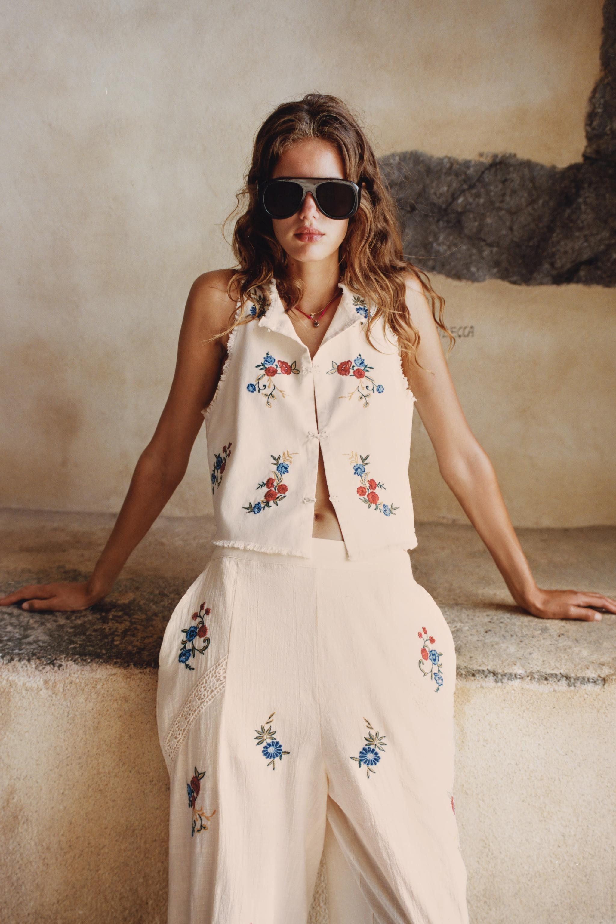 Model height: 180 cmMid-waist trousers with an elasticated back waistband. Front pockets. Featuri... | Zara UK