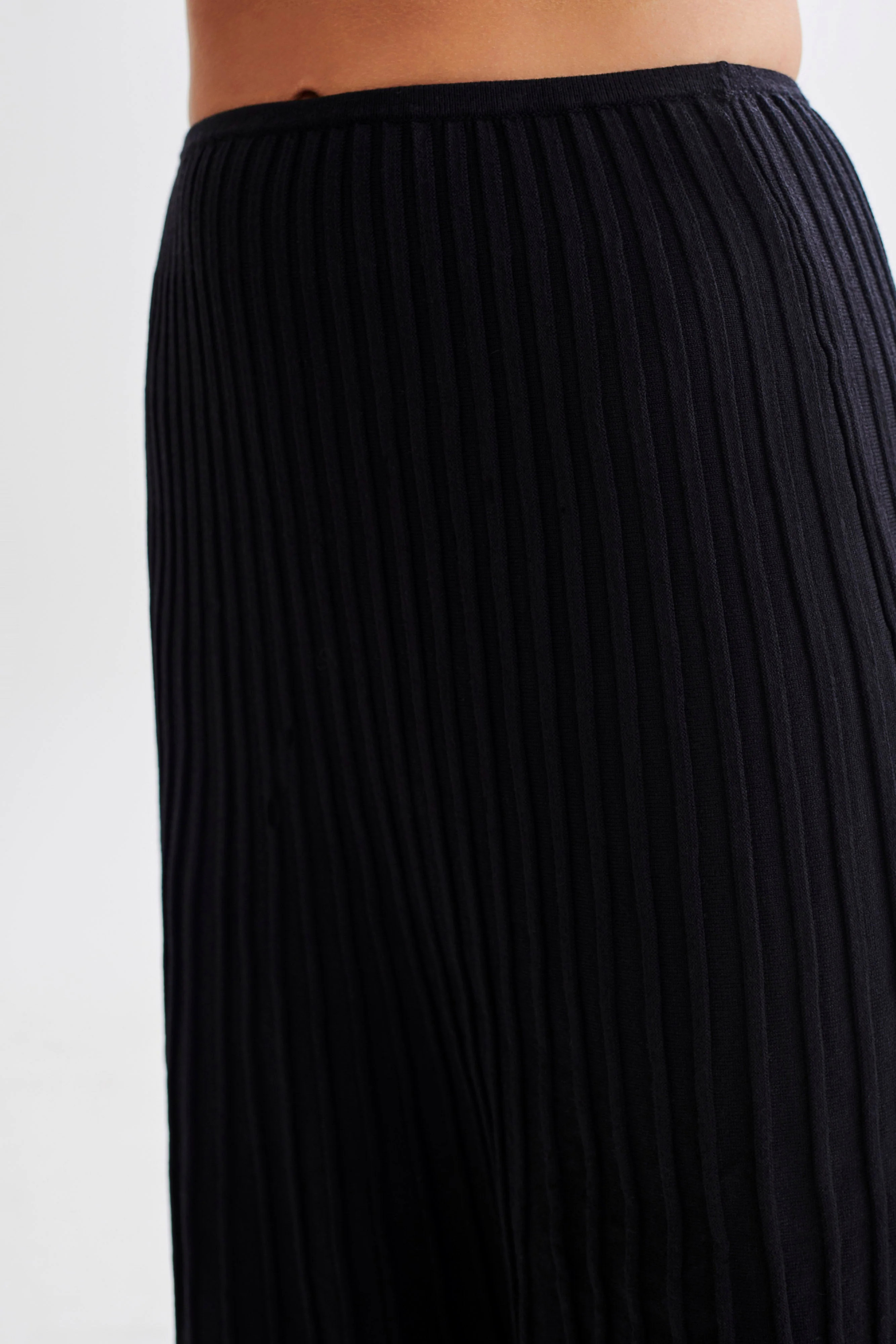 Jolene Contrast Rib Knit Midi Skirt - Black | MESHKI US