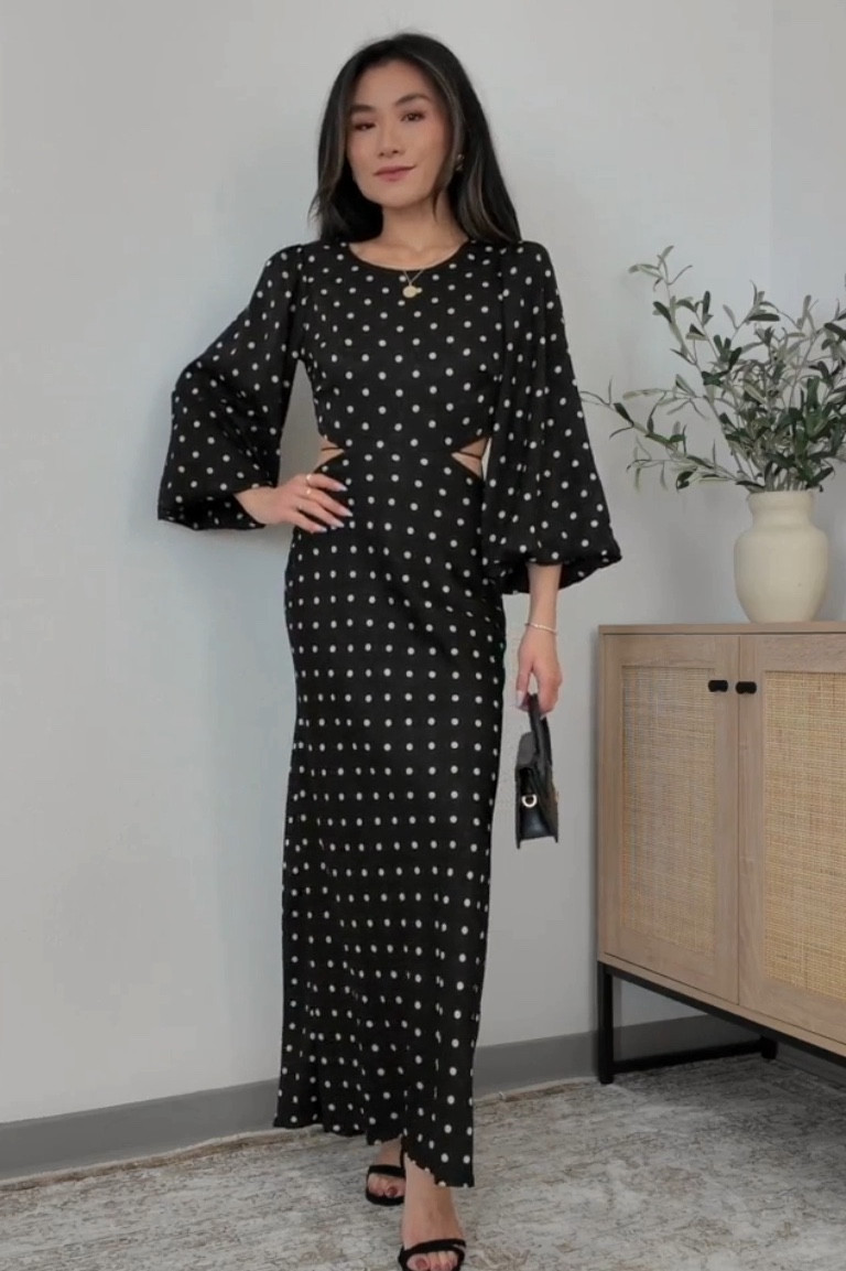 Polkadot Cutout Maxi Dress for Fall

▶  my measurements: 5’2” / 100 lbs / 32B / 00 bottoms
▶  watch the full video on YouTube 

The floral embossing on the fabric of this classic black with white polkadot dress makes it really unique

#LTKSeasonal #LTKWorkwear #LTKStyleTip
