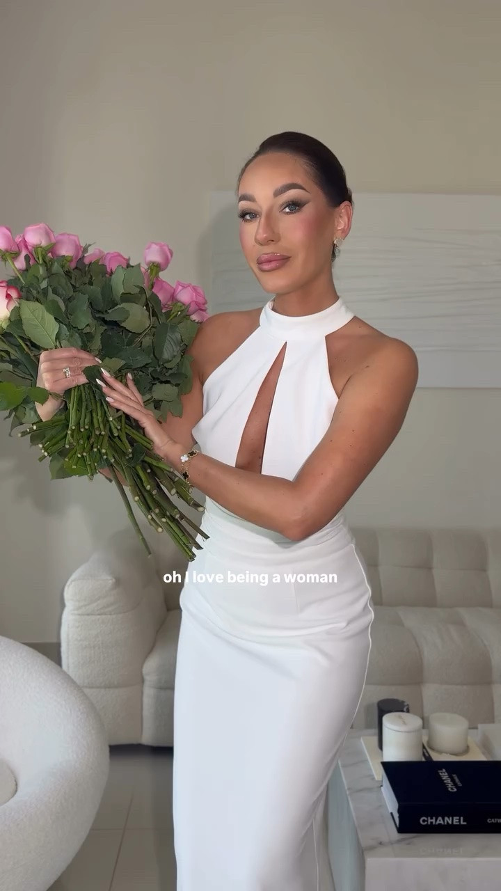 Oh, I love being a woman! 💗💕🌸
•
•
Wearing @meshki 
•
•
•
•
#meshki #birthdayflowers #maybaby #geminibaby