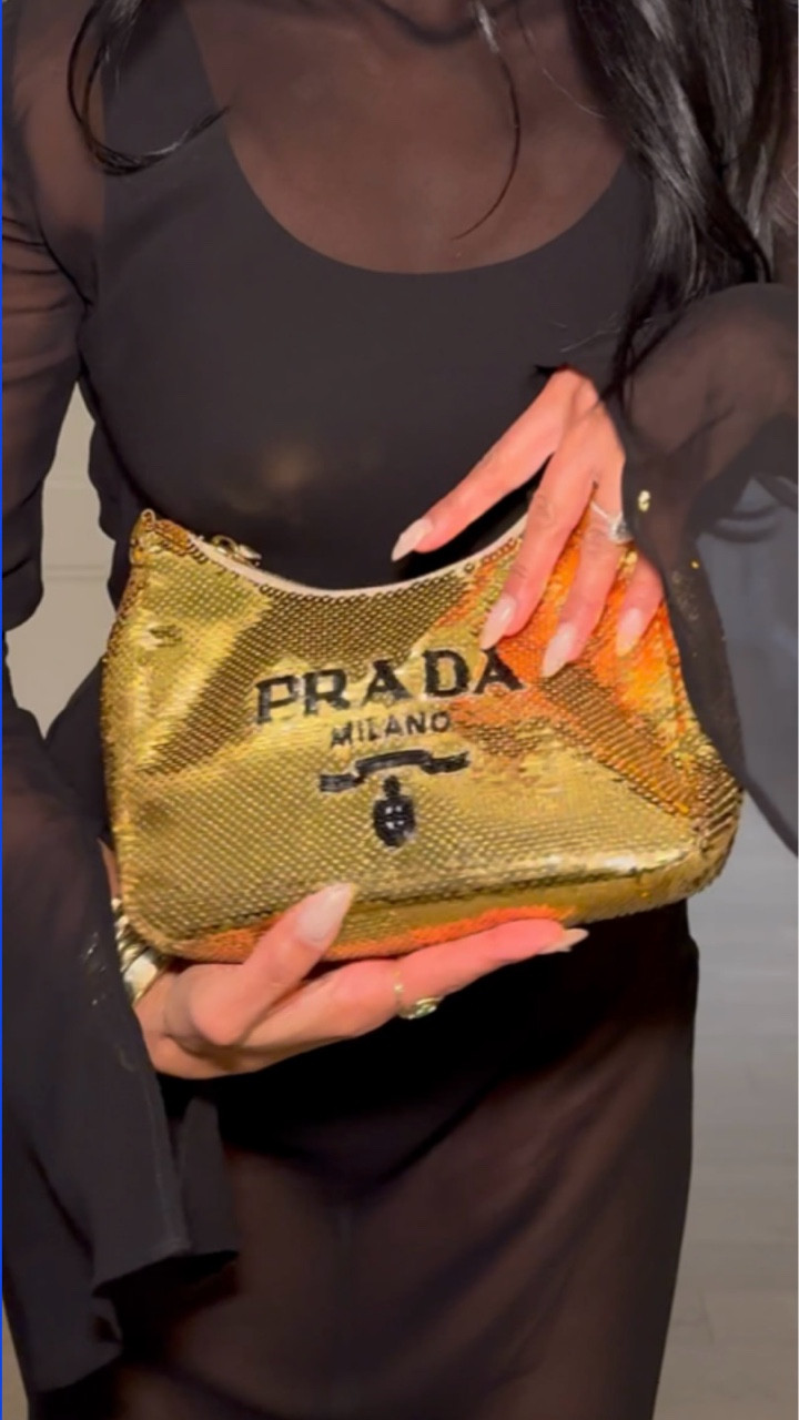 Had 10 mins to get dressed to meet girlfriends for drinks so I kept it simple. Sometimes I like those outfits the best 🖤