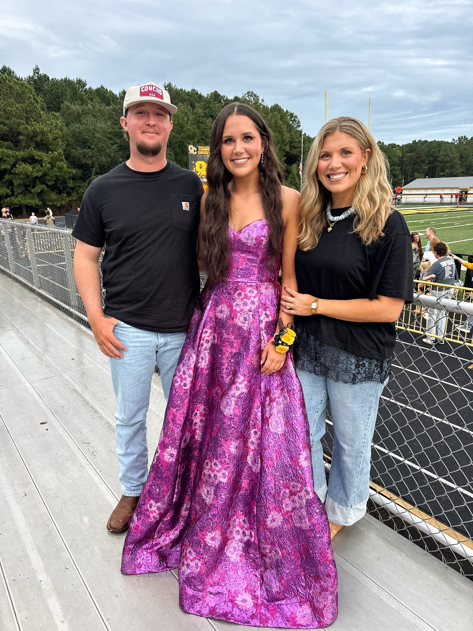 My outfit from my little sister’s homecoming game is from @thewillowtree !!! 🖤✨ love this lace top! 

Wearing size medium in top 
Size 28 in denim (we have the darker version for fall)