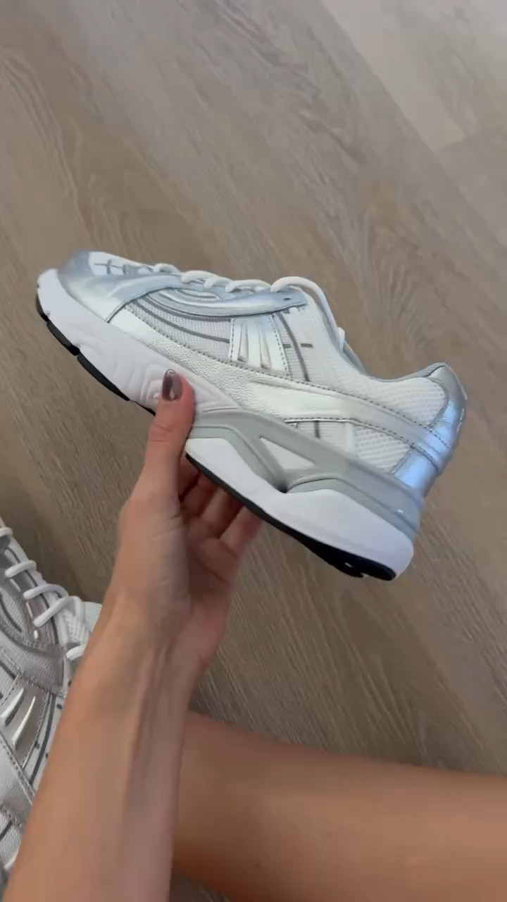 These silver metallic sneakers are SO good! I love the retro running shoe style and how the silver details add a little something extra to a basic outfit. Perfect with leggings, jeans, or casual everyday looks!

Silver sneakers, Metallic sneakers, Retro sneakers, Silver running shoes, Casual sneakers, Trendy sneakers, Fall shoe finds, Everyday sneakers, Athleisure shoes, Women's sneakers, Sneaker outfit ideas, StangandCo