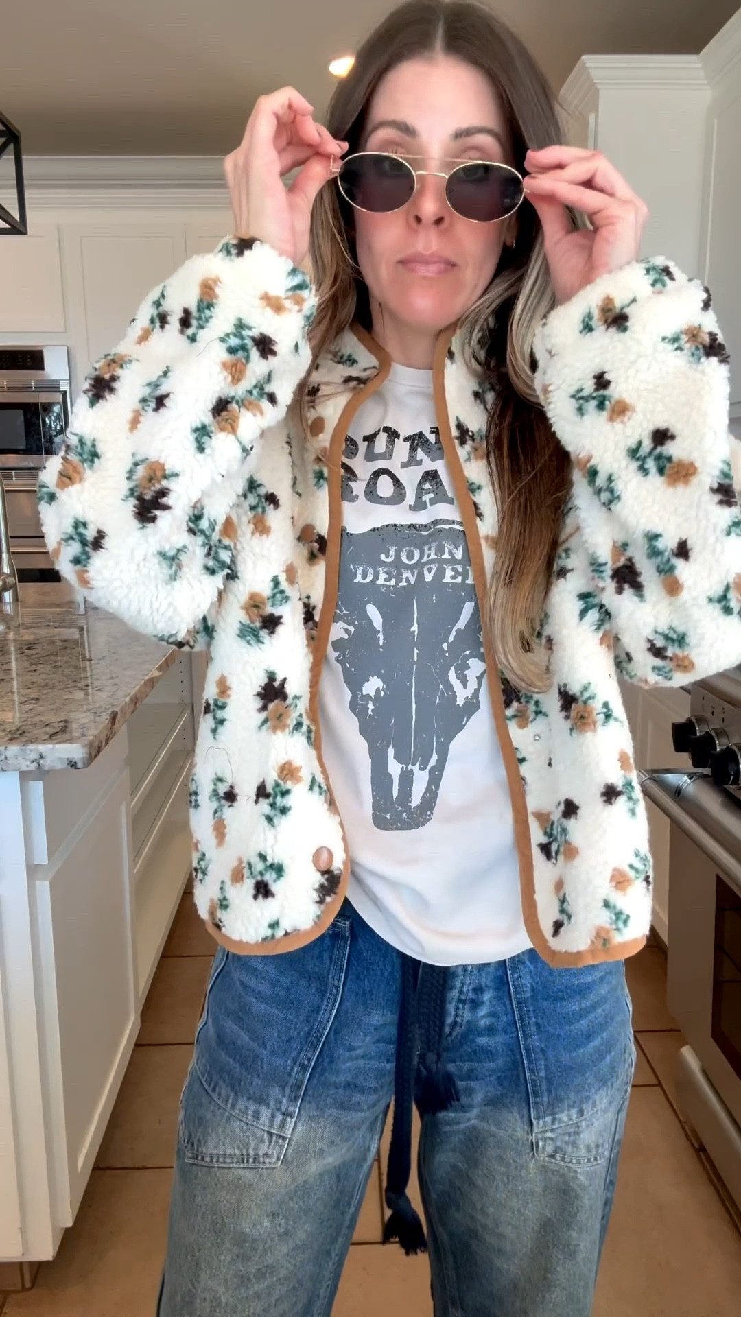Let’s get dressed together! This fleece jacket is one of my most worn. Love it so so much.
.
Z #millennialmomstyle #momoutfit #everydayoutfit #streetstyleoutfit #amazonoutfit
.
.
Amazon fashion Amazon style Amazon faves free people look
.
.
