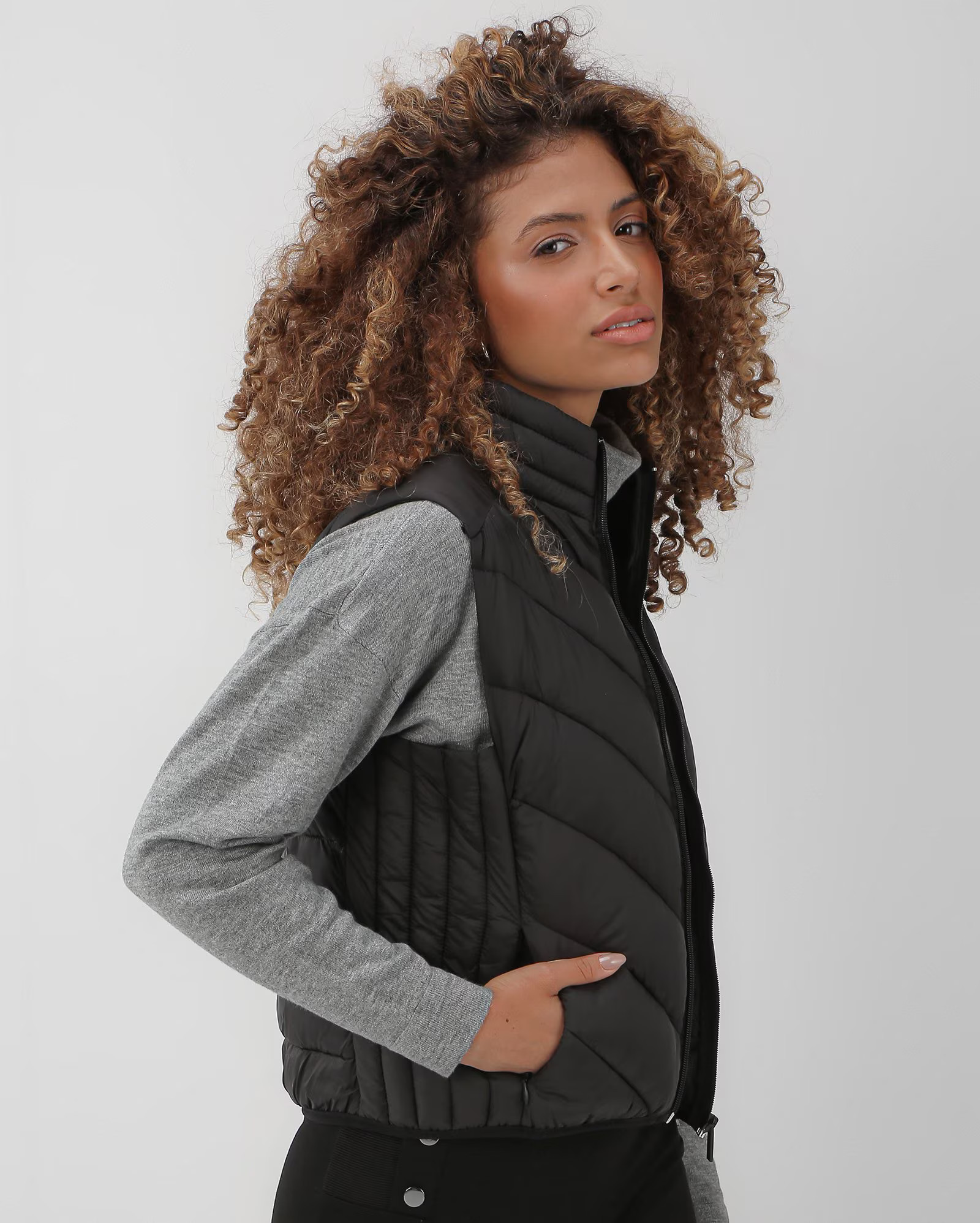 Colete feminino puffer com zíper preto | AK by Riachuelo | Riachuelo (BR)