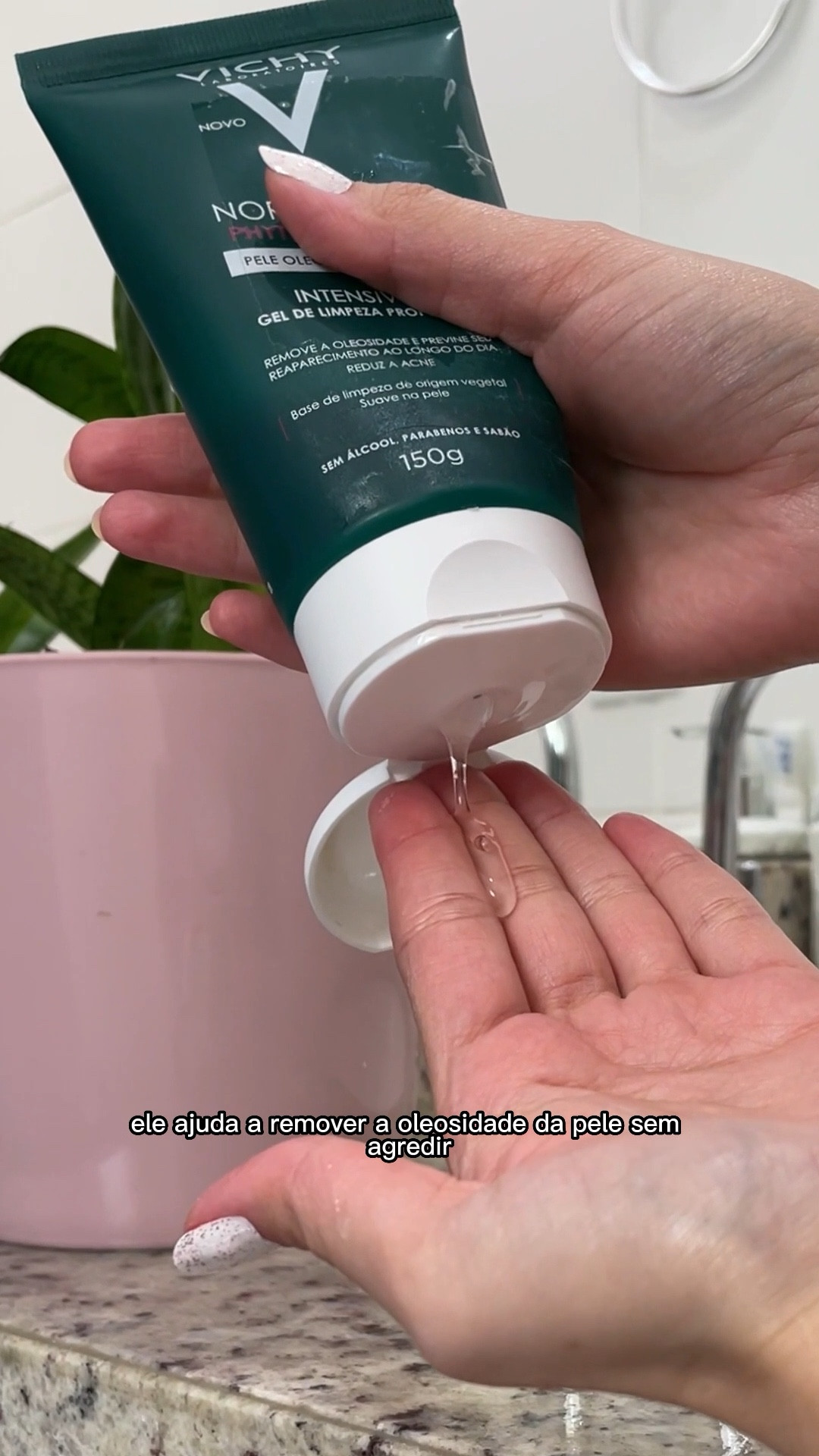 A limpeza é um passo fundamental no momento de cuidado com a pele. A minha é oleosa e acneica e o melhor gel de limpeza que eu já usei e que me acompanha há tempos é o Normaderm Phytosolution da Vichy! 

#LTKbeauty #LTKbrasil