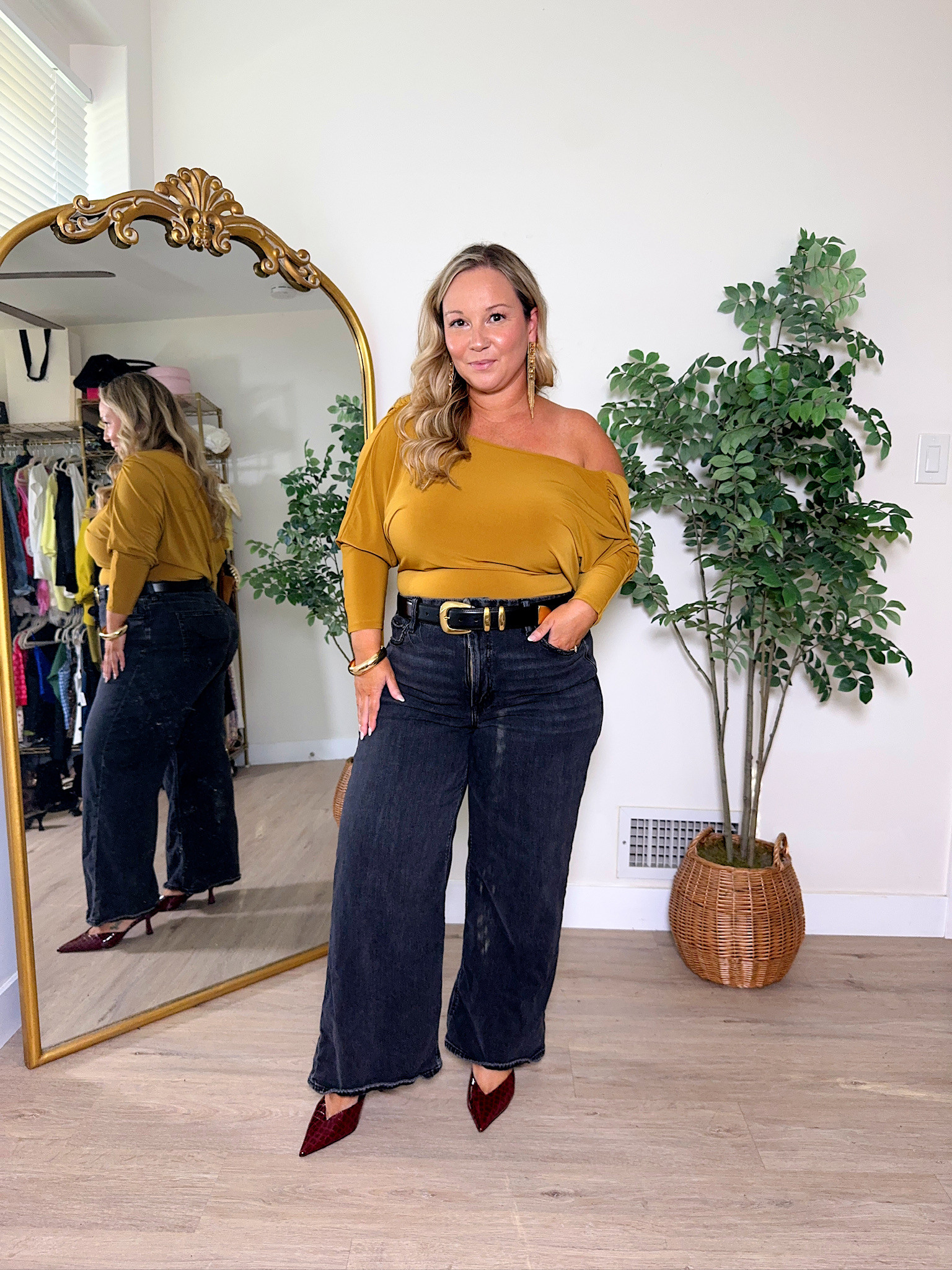 LOVE this new top from Aritzia💛

Wearing a large top, size 14 short jeans, and an XL belt!!

Linking similar shoes☺️




ootd, fall fashion, fall outfits women, transition fashion, asymmetrical, american eagle, ae, denim, mid size, petite, shelli enright, stylenright 

 #LTKootd #LTKMidsize #LTKPetite