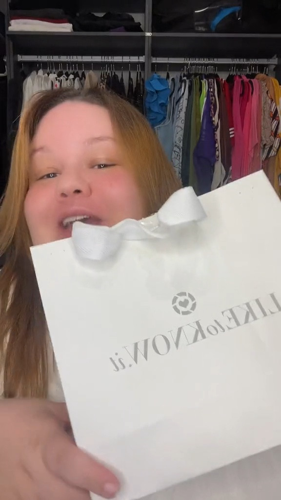 Recebidos da @esteelauderbrasil!
Recebi essa sacola com produtos de todas as marcas que fazem parte do grupo por ter meu vídeo escolhido como o melhor por aqui em um challenge da @ltk.brasil

To me achando chique demais é muito feliz pelo reconhecimento!

Agora quero testar tudo e trazer pra vocês minhas opiniões!
Qual você está mais ansiosa para me ver testando?

#recebidos #ltk #esteelauder #ltkbrasil #toofaced #mac #clinique #jomalone #esteelauderbrasil #haul #unboxing 

#LTKbeauty #LTKplussize #LTKbrasil