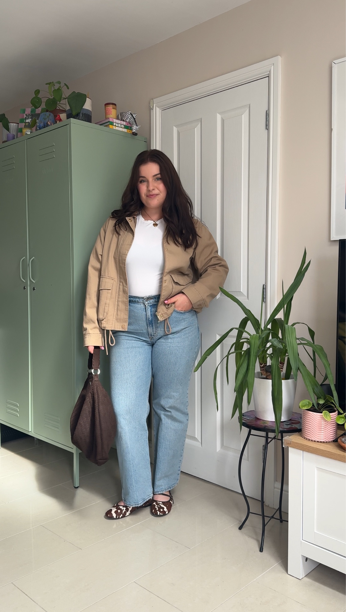 I’m 5’4 and usually wear a UK14 and wear a 31S in the jeans!


Brown bag, farmers jacket, light brown jacket, light jacket, Abercrombie jeans, 90’s relaxed jeans, white tee, basic autumn outfits, cow print flats, brown bag

#LTKuk #LTKautumn #LTKjeans