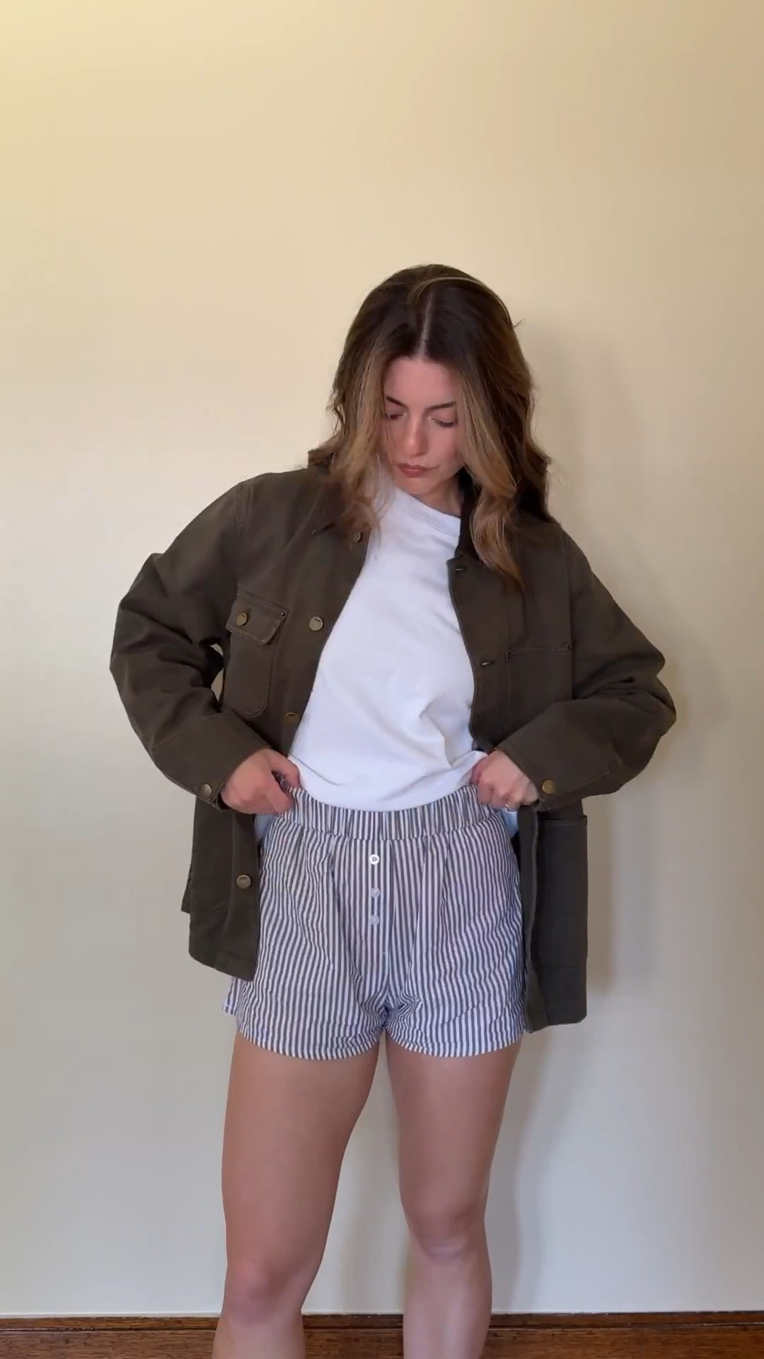 Aritzia chore jacket in vintage dark olive!! Lightweight version, perfect for the transitional weather. Wearing my usual size S