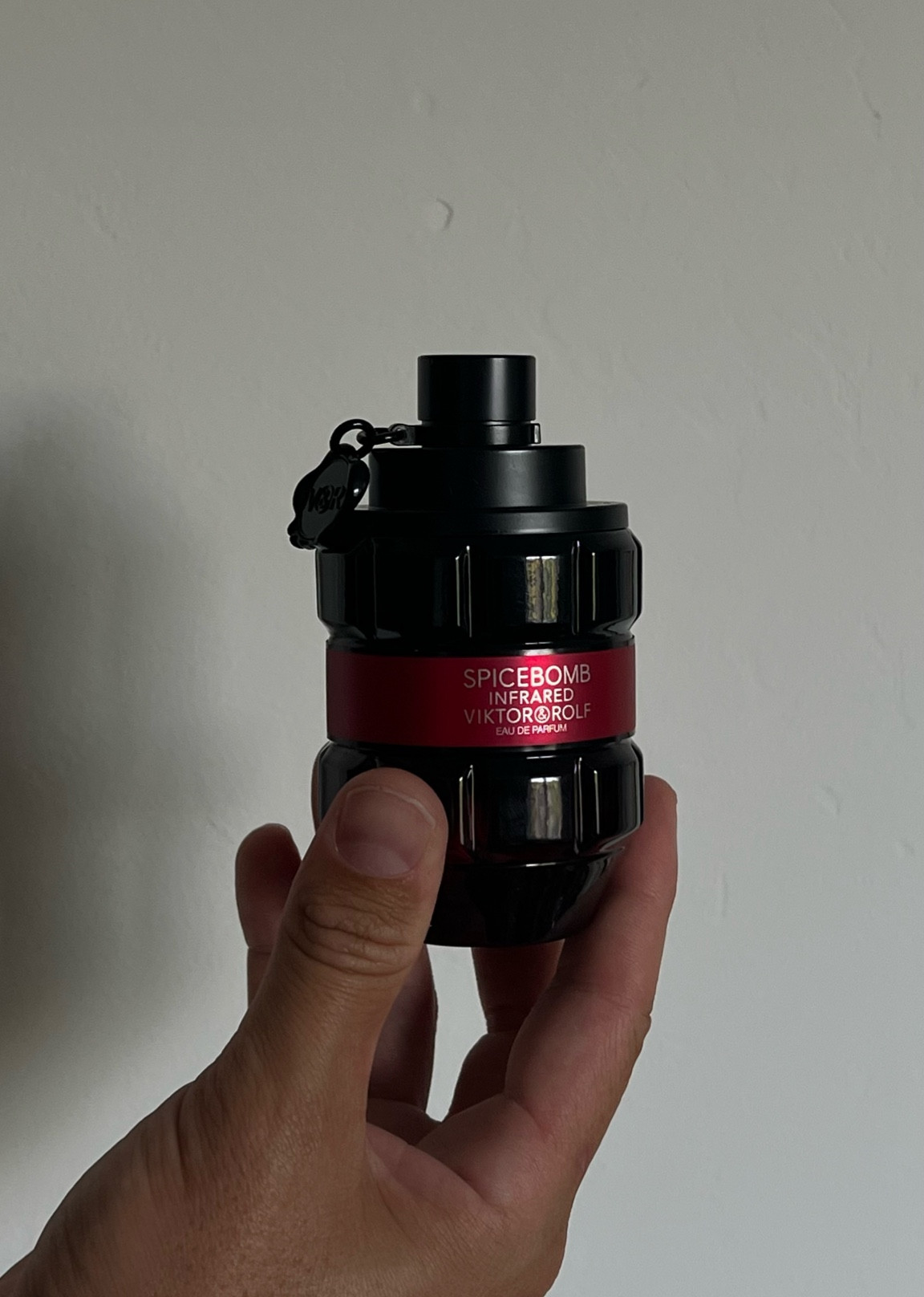 fragrance family: amber
scent: leather & wood accord