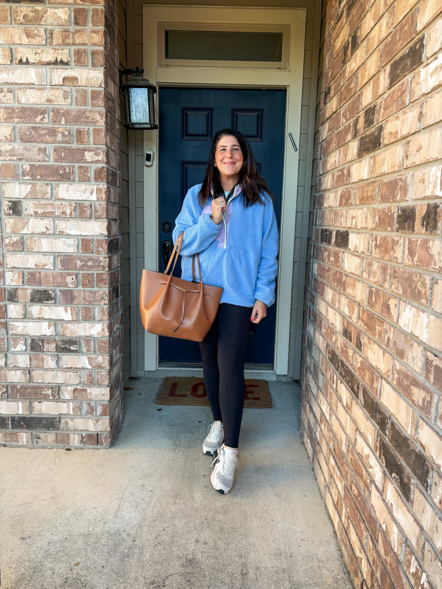 What’s in my bag Wednesday ! Target is killing the handbag game right now ! 

#LTKFindsUnder50 #LTKItBag #LTKHoliday