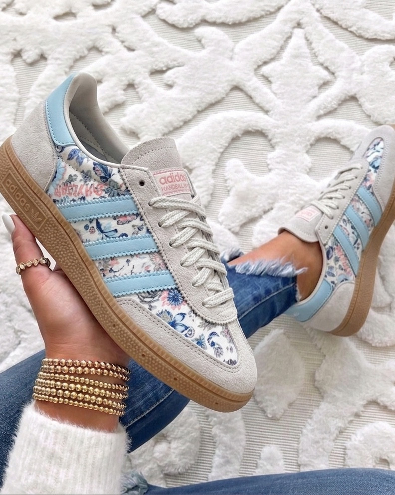 Kids adidas sneakers. Check the second frame how to convert your adult size into kids size!