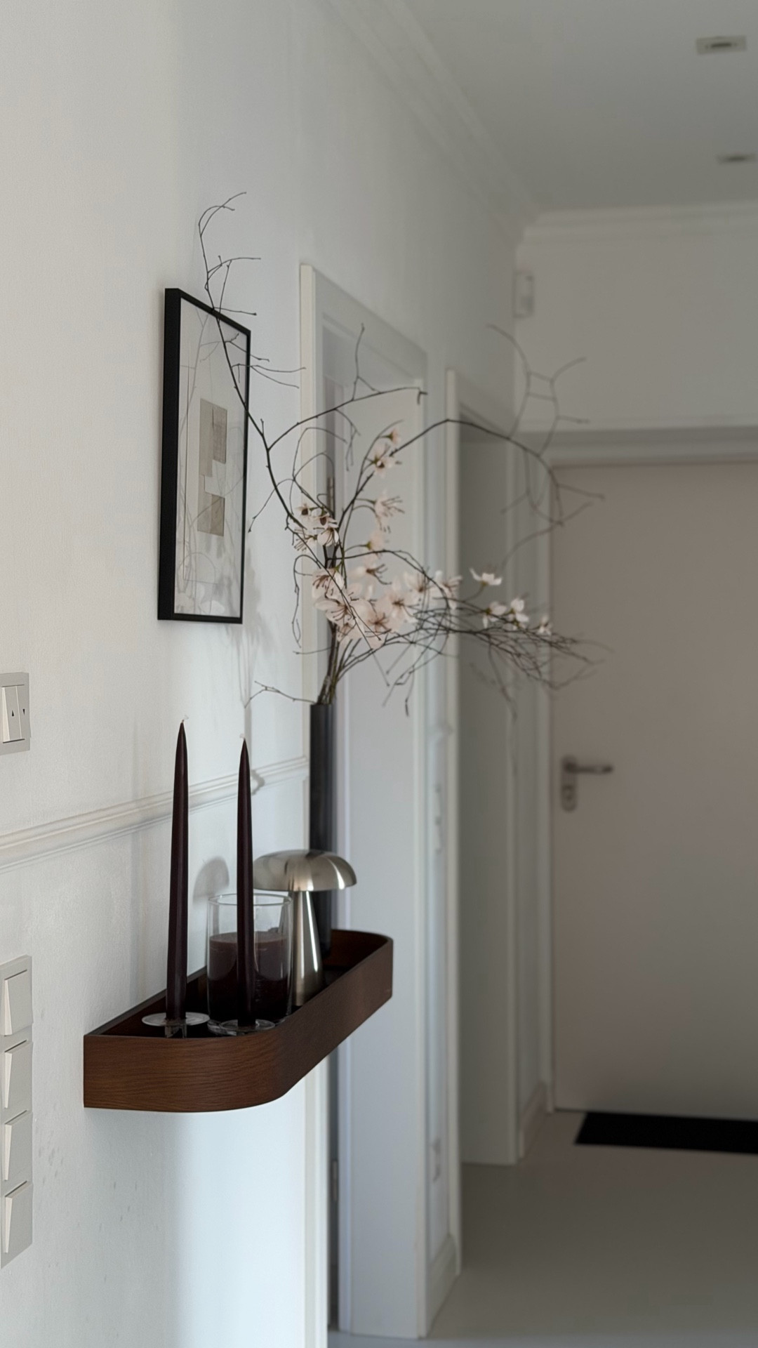 So kannst du Kunstblumen im Japandi-Stil in Szene setzen ✨

Ein ruhiges Fundament aus einem Walnuss-Regal,
natürliche Birkenzweige
und sakura-inspirierte Kunstblumen für Leichtigkeit.

Bewusst kombiniert, reduziert gehalten –
damit es nicht dekoriert wirkt, sondern stimmig.

Wie gefällt euch der Look? 🌸

Werbung | unbezahlt & ohne Auftrag



#LTKhome #LTKdeutschland #LTKstyletip