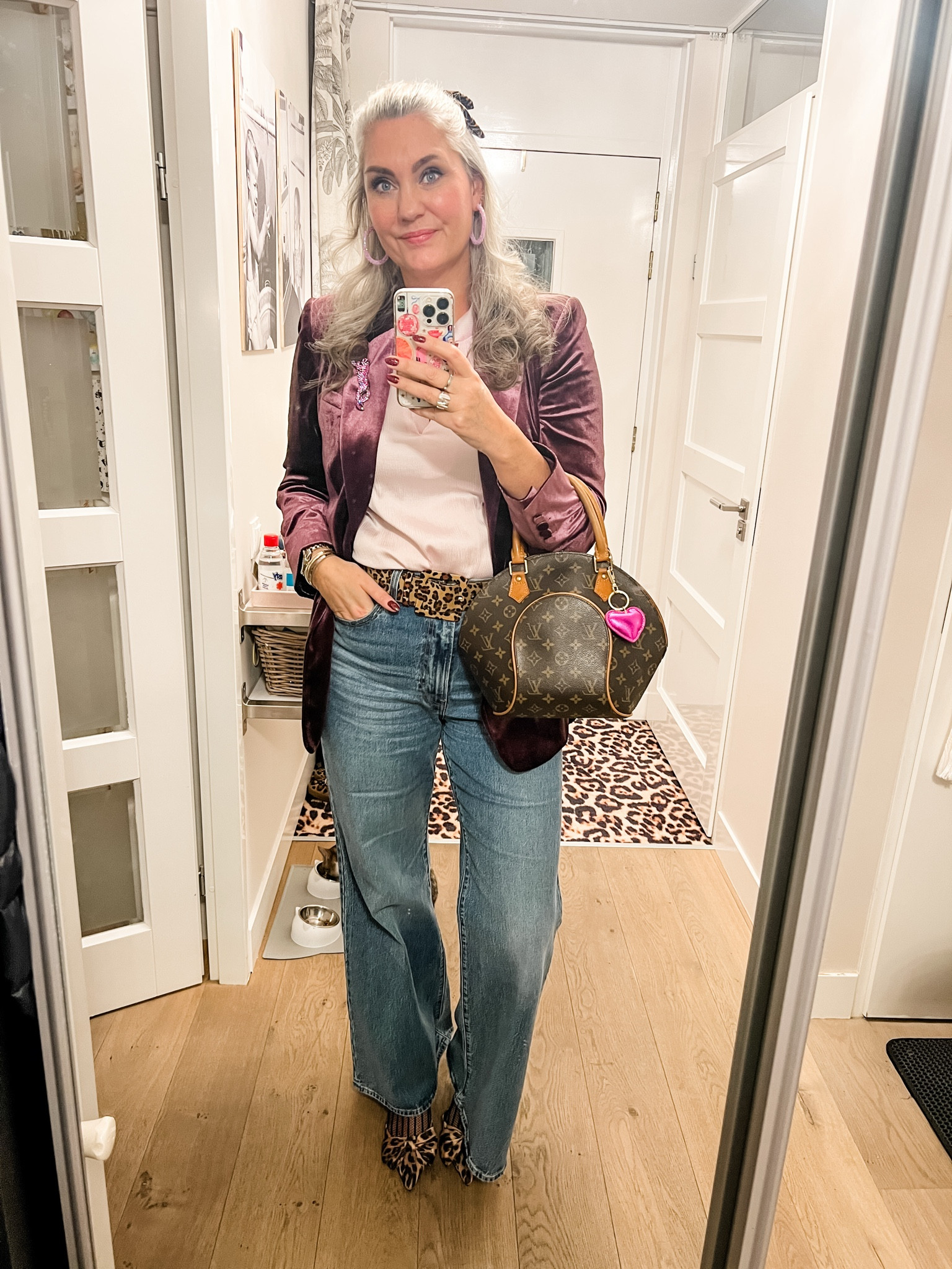 Ootd - Friday night. Purple velvet blazer, pink satin top (Rinascimento), Levi’s flared jeans, leopard belt, bow and shoes (Shoeby), Louis Vuitton ellipse bag. 



#LTKeurope #LTKnederlands #LTKpartywear
