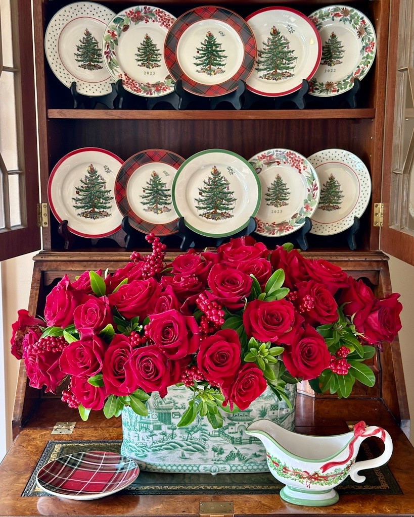 Basin available at @lilliangreyvintagehome

Iconic Spode Christmas Tree plates in multiple variations Christmas plates Christmas dishes 