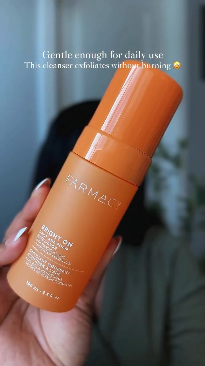 A gentle exfoliating foam cleanser that leaves my skin clean, smooth, and balanced 💚

Don't forget to follow up with SPF
Gifted by @farmacybeauty