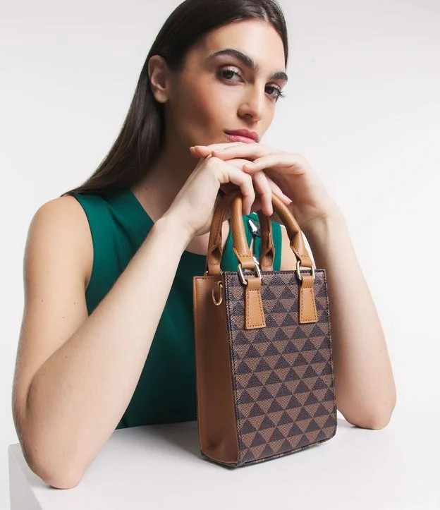 Bolsa Transversal Porta Celular em Material Sintético com Estampa Triângulos Marrom | Renner (BR)