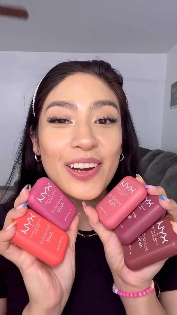 Tu NUEVO rubor favorito 💗 Your NEW favorite blush🍒✨

Solo por unos días estará con súper ofertas en la tienda de TikTok! A menos de $10 😱🙌🏻 Si quieres el enlace de la oferta coméntame, es solo por unos días! 💗

NYX Cosmetics, blush trend, rubores, how to apply blush, makeup for beginners, maquillaje fácil, rubor en oferta, tiktok shop, cómo aplicar rubor, maquillaje natural, latina en usa, Arizona.