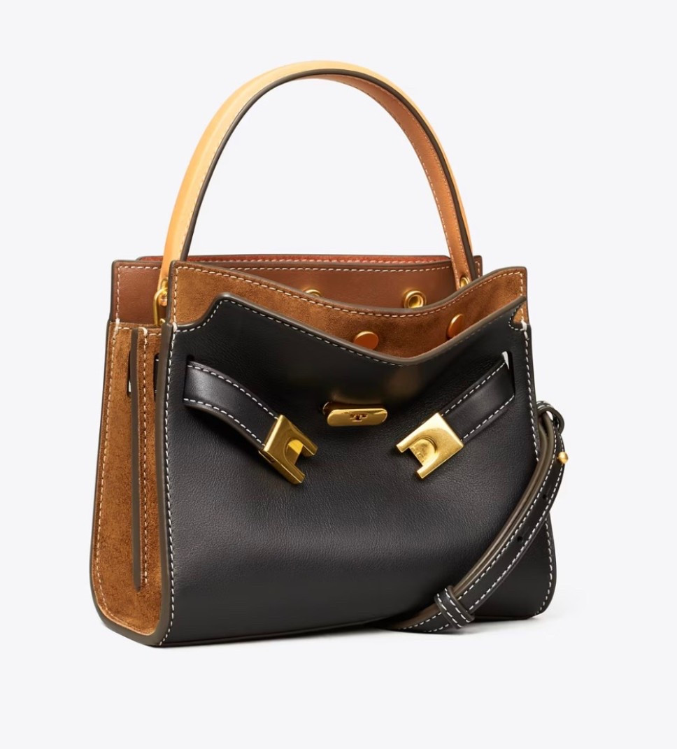 Trending
PETITE LEE RADZIWILL DOUBLE BAG

From our runway: The Petite Lee Radziwill Double Bag contrasts structure and softness, mixed materials, different colors. Composed of layers that unfold like the collar of a trench coat, it can be worn opened, semi-buttoned or fully closed

#LTKWorkwear #LTKGiftGuide #LTKHoliday