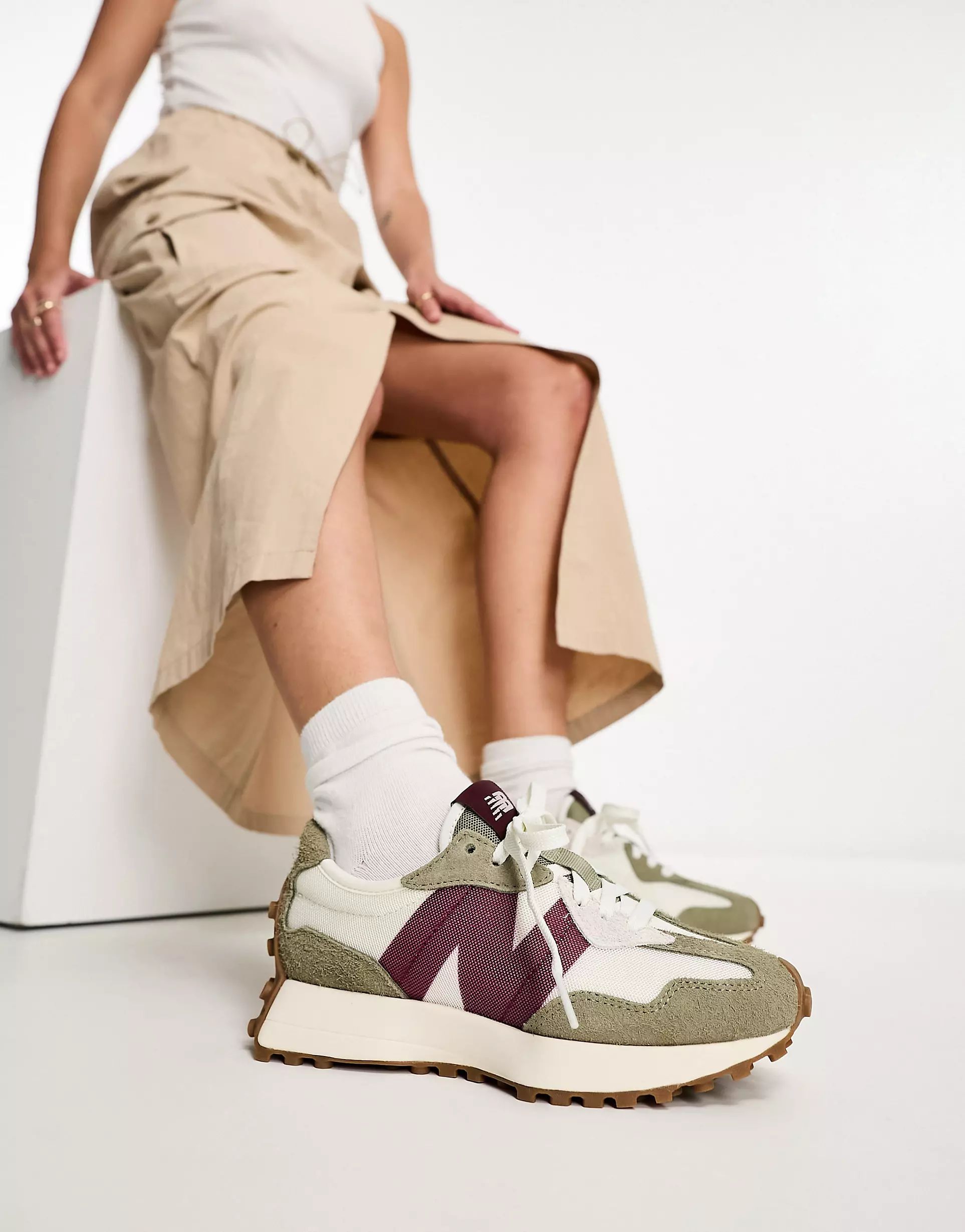 New Balance - 327 - Sneakers in gebroken wit en bordeauxrood - exclusief bij ASOS | ASOS (Global)