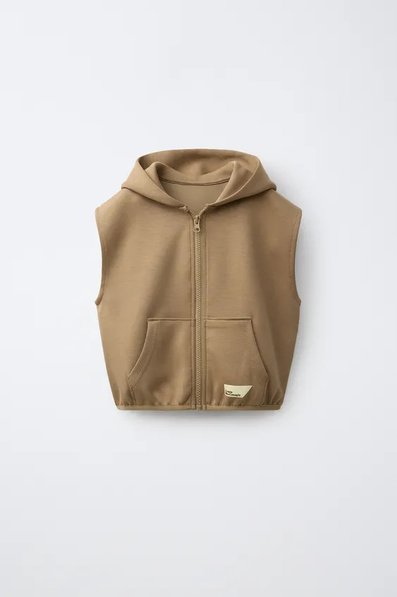 \u00c4rmellose Weste mit Kapuze. Rei\u00dfverschluss vorne. Aufgesetzte Tasche mit Label-Applikat... | Zara DE
