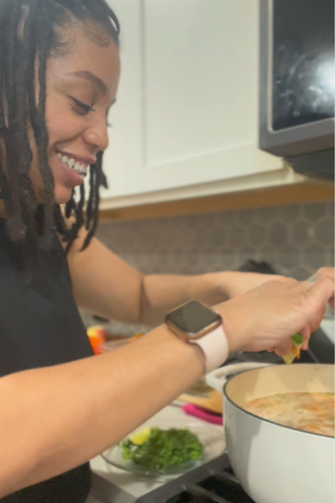 Snow is forecasted for Houston next week?! ❄️It’s officially soup season! My Loge, cast iron enameled, Dutch oven is perfect for the job! 