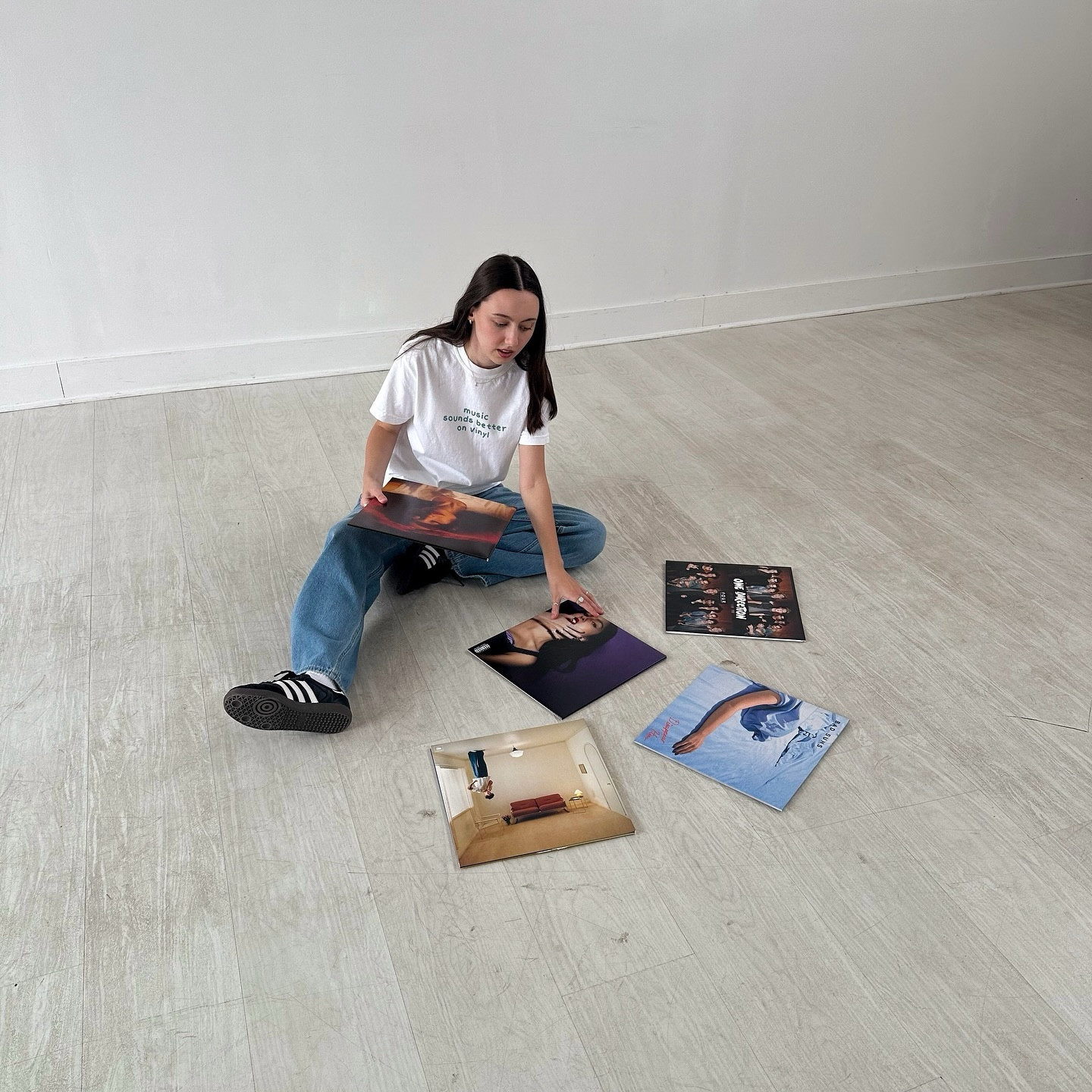 shirt/crewneck: simplylillie.store
jeans: hollister
red skirt: cotton on
shoes: adidas/dr martens