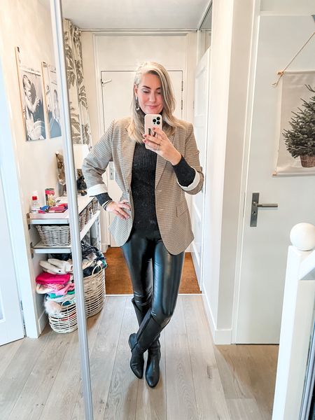 Outfits of the week

Easy Saturday. Running errands and straight on to a Christmas market and then dinner. It’s freezing today so I chose to wear a blazer over a turtleneck sweater and faux leather leggings always keep you warm and I am wearing wool socks in my boots 😉



#LTKSeasonal #LTKeurope #LTKstyletip