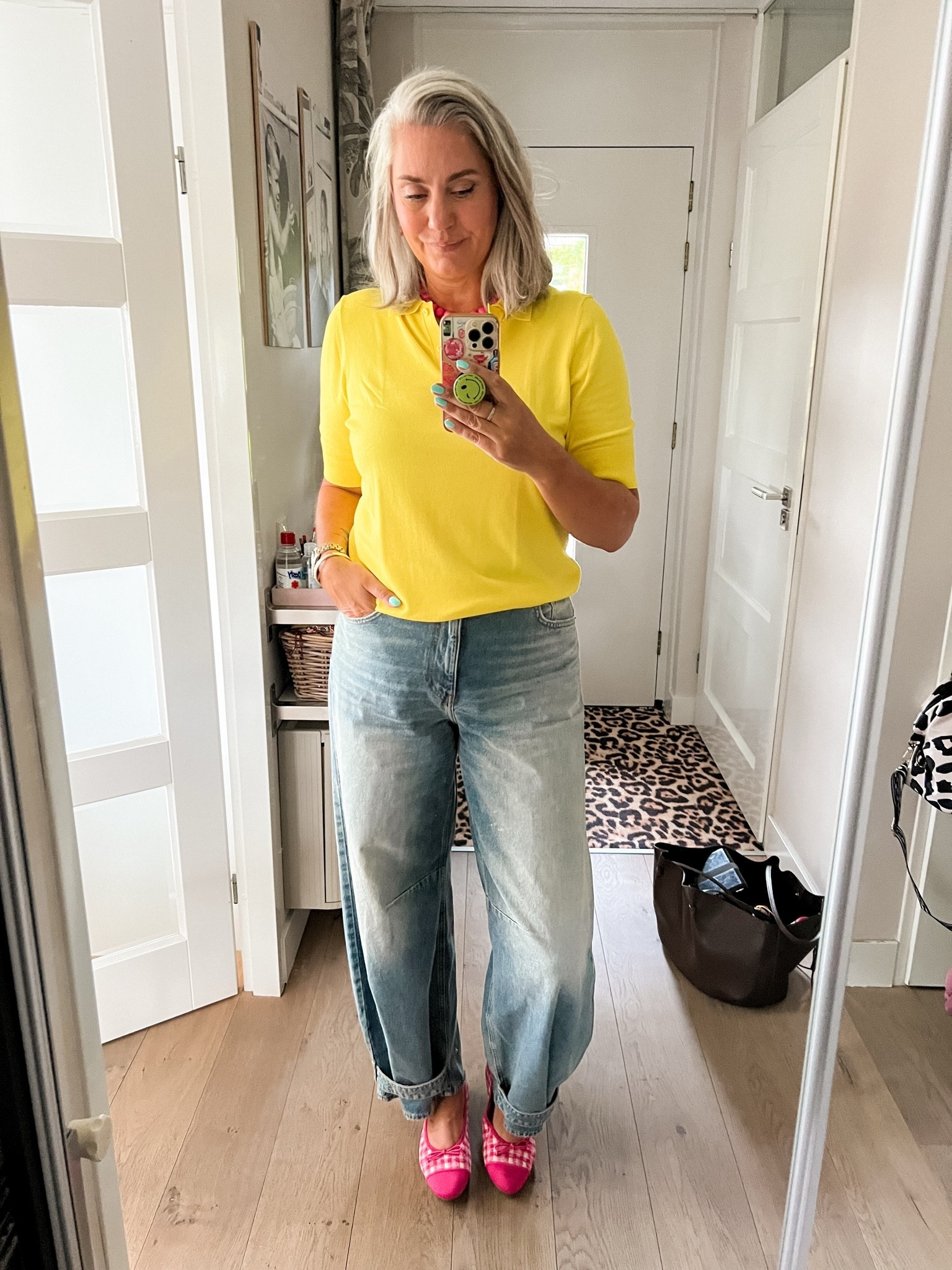 OOTD - Maandag. Een felgeel gebreid poloshirt (Zilch, xl) op een barrel fit broek (mogelijk uitverkocht, size up), roze geruite ballerina’s en roze kettingen.

#LTKnederlands #LTKeurope #LTKsummer