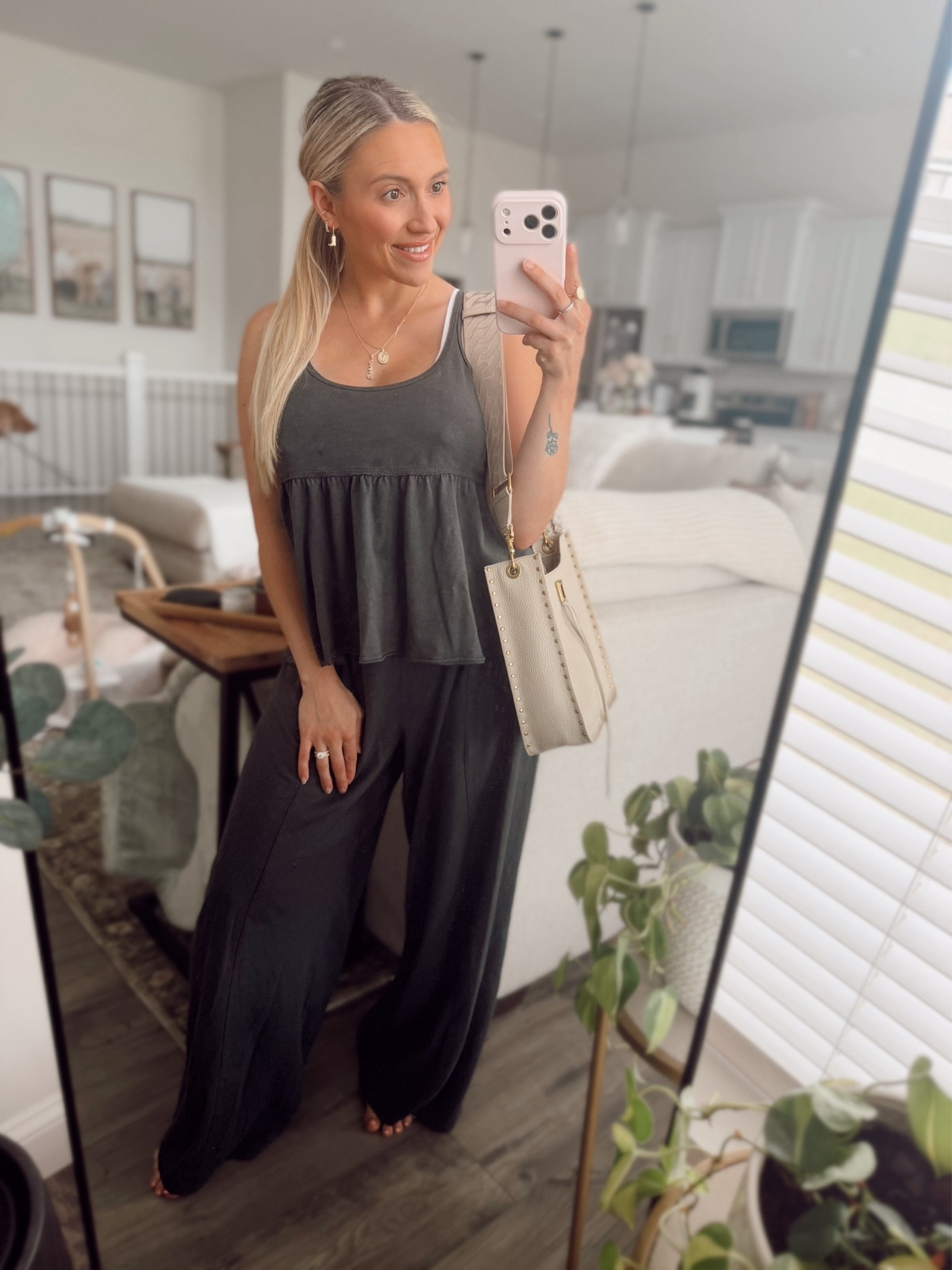 Postpartum ootd + she’s breastfeeding friendly 🤏🏻✨🥰

#LTKmomlife #LTKdayinmylife #LTKBaby