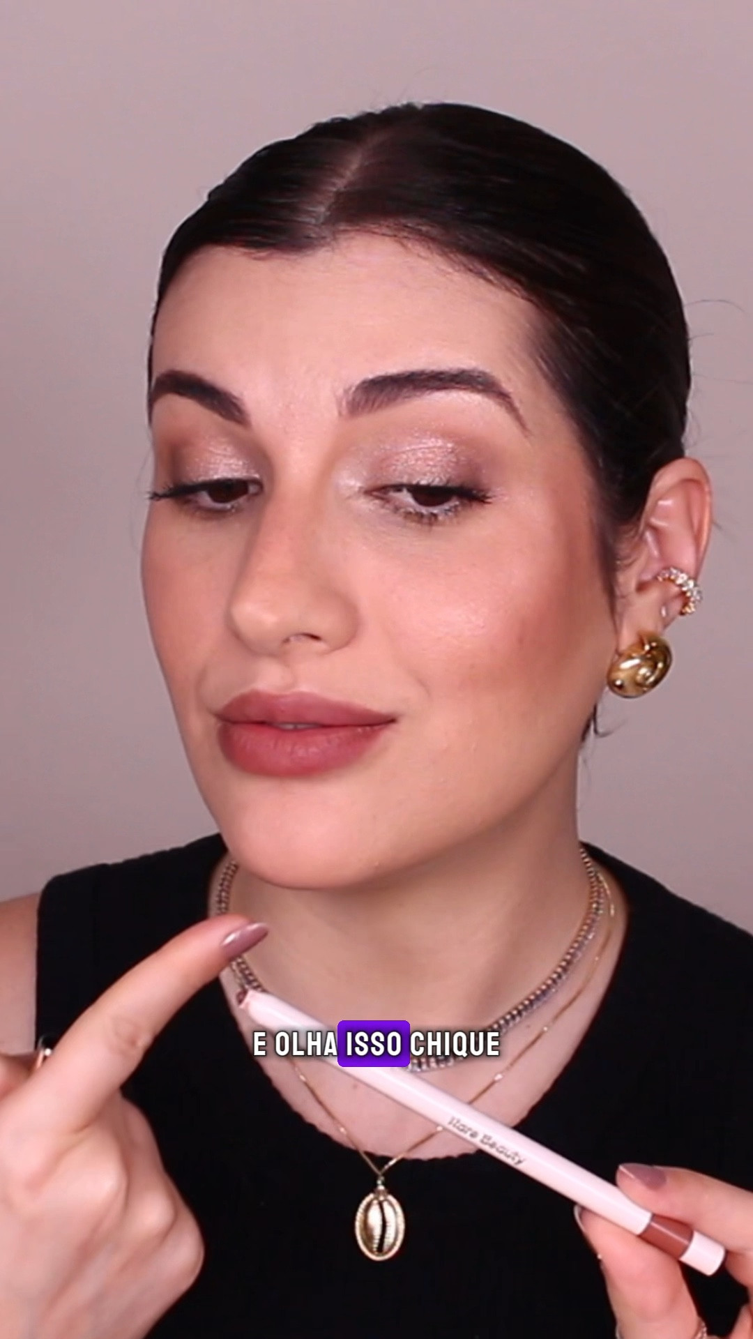 O lápis mais lindo da minha coleção! 

Esse é o lápis labial Kind Words de @rarebeauty na cor Wise! Uma perfeição tanto pra delinear os lábios como para usar só ele! Confortável e pigmentado! Amei! 

É vendido na @sephorabrasil e custa R$109! Tem um ótimo custo-benefício! Vou deixar link dele nos destaques! 

Me contem o que acharam! Vocês já testaram algum dos lápis da marca? 

#rarebeauty #rarebeautymakeup #rareroutine #maquiagemimportada #sephorabrasil #labios #lipliner #lapislabial 

#LTKMostLoved #LTKbrasil #LTKbeauty