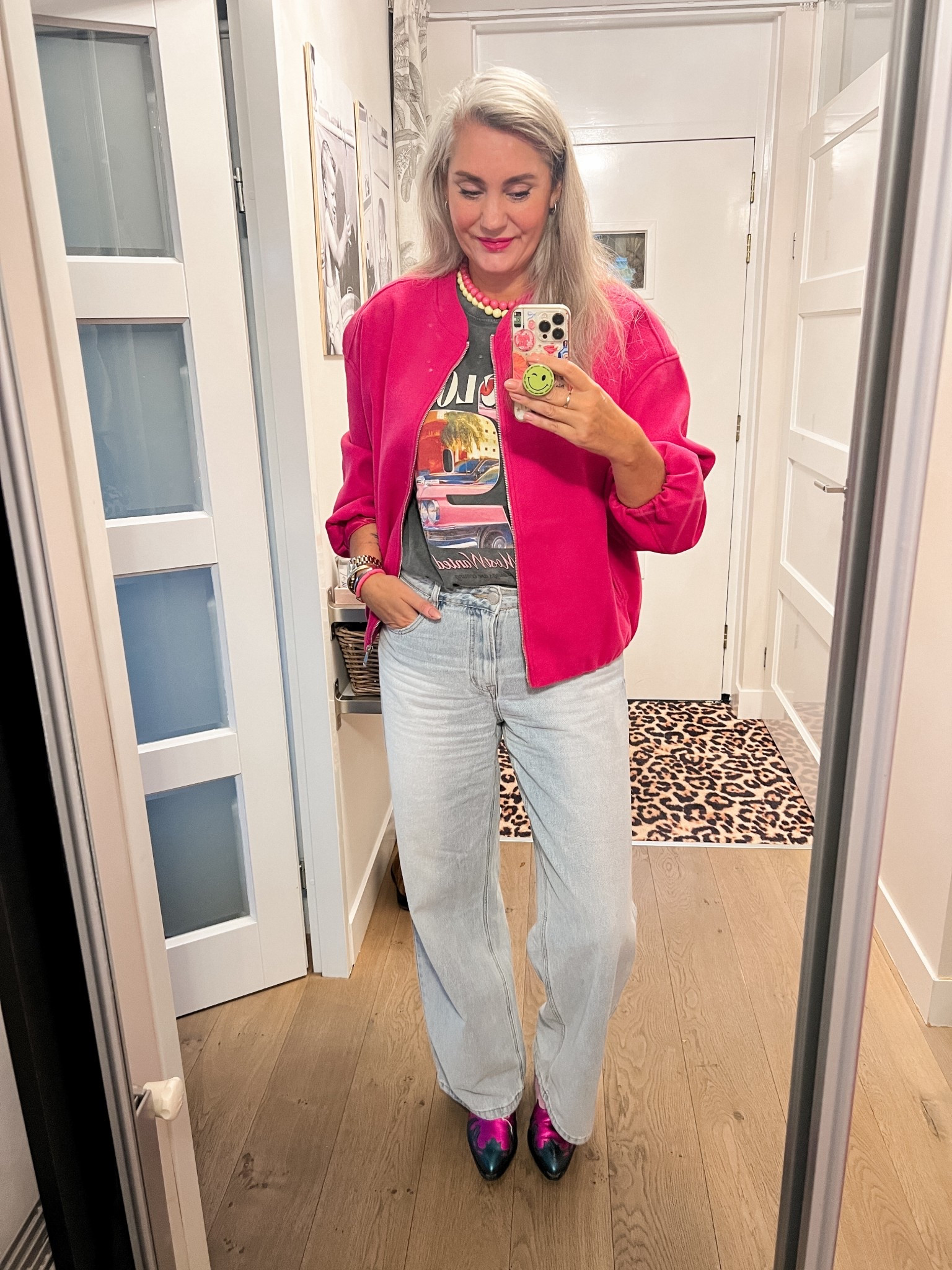OOTD - Maandag. Hardroze bomber jack (Norah 42/44), print t-shirt (https://most-wanted-nl.mtpc.se/5681605, M), lichte jeans (Norah, 40), western laarsjes zijn oude van DW/RS. 



#LTKstyletip #LTKnederlands #LTKeurope