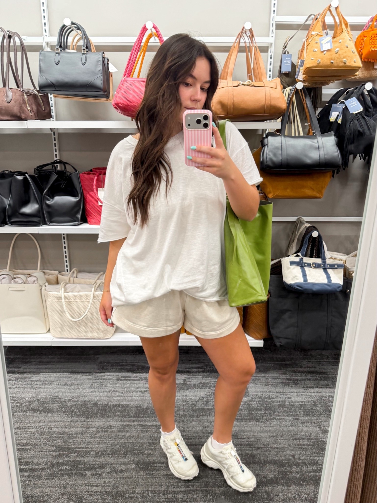 Finally got my hands on a pair of Salomon’s and have been having a lot of fun styling them different ways 👟
Side note- why am I just now hopping on the Aerie train??! They have the BEST basics/lounge!

#OutfitInspo #CasualOutfit #OOTD

#LTKootd