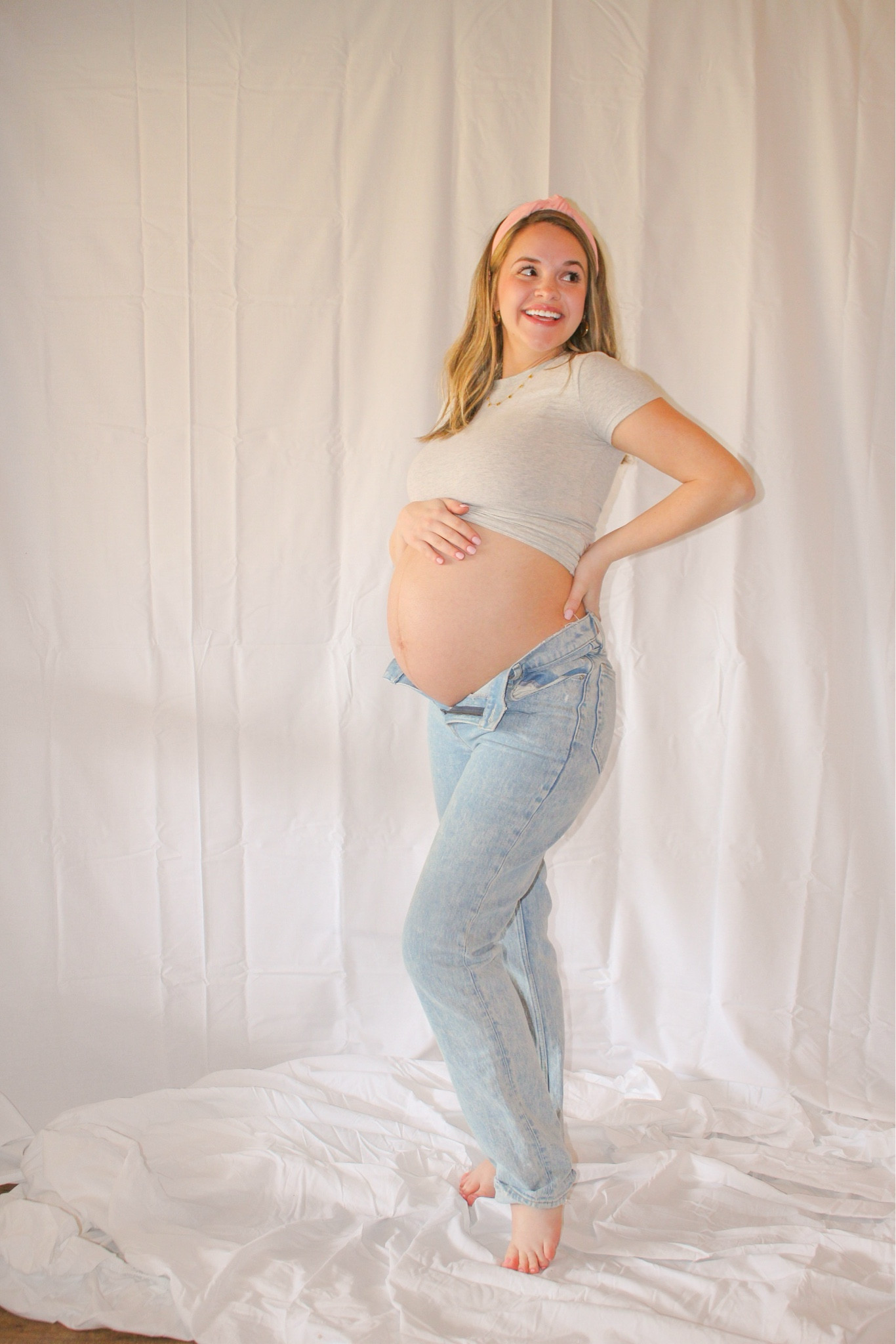 Casual maternity photos look🎀🤍

#LTKbump #LTKstyletip #LTKbeauty