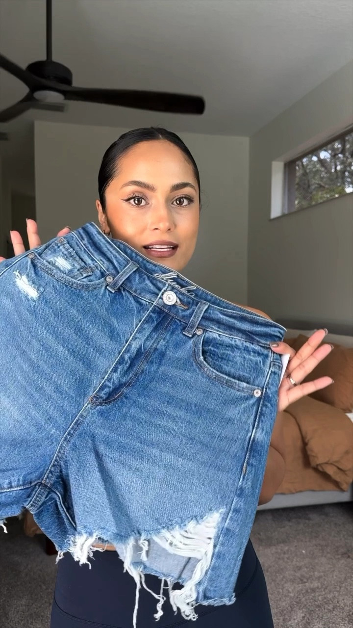 The perfect denim mom shorts exist, and I found them on Amazon! 🙌🏼 Both are comfy, flattering, and just the right length. Wearing size 4 in the blue and small in the black—I’m 5’2”, 130 lbs for reference!

#AmazonFinds #DenimShorts #MomStyle

#LTKPetite #LTKFindsUnder100 #LTKStyleTip