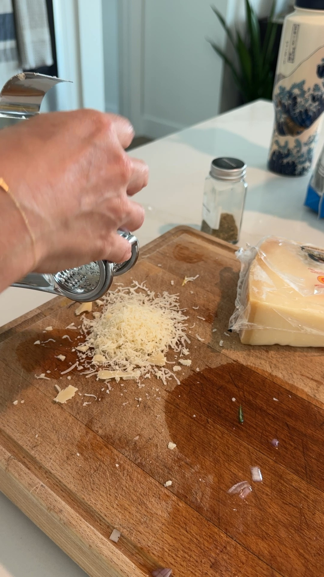 Make nonna proud - grate your parmesan by hand 🧀 

Boska tools never fail me - and I also run it through the dishwasher